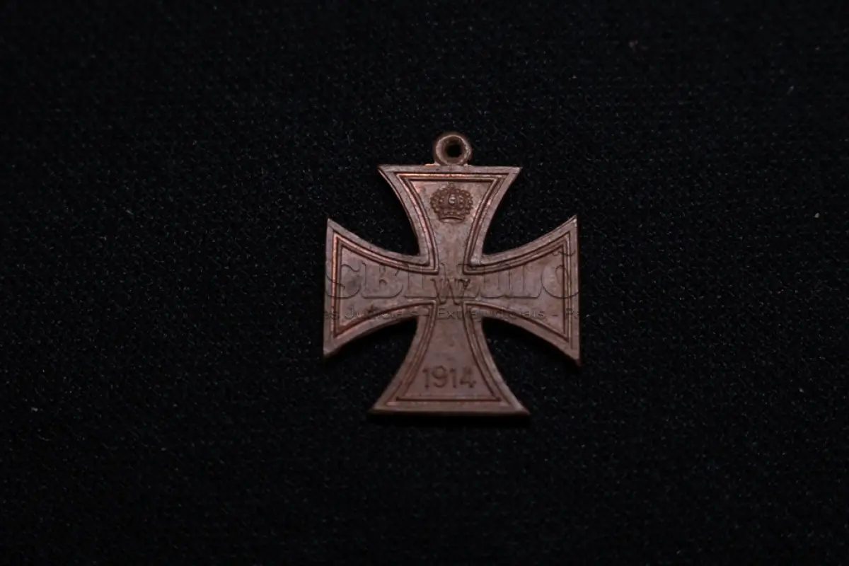LOTE 036 - LOTE 36 – MEDALHAS ALEMANHA 	MEDALHA	OBSERVAÇÕES 1.		Cruz de Ferro Alemã. 1914 Gravador: José Peón	Reverso liso - envelope da Coleção Júlio Estrella Moreira 2.		Beneficente da Cruz Vermelha Austro-Alemã. 1915	Prateada - envelope da Coleção Júlio Estrella Moreira 3.		Deustche Woche (Semana Alemã). 1937. Curitiba Gravador: Eduardo Muller	Reverso liso - envelope da Coleção Júlio Estrella Moreira 4.		Águia Alemã com pergaminho Gravador: Henrique Kaminski – A Pérola	Reverso liso - envelope da Coleção Júlio Estrella Moreira