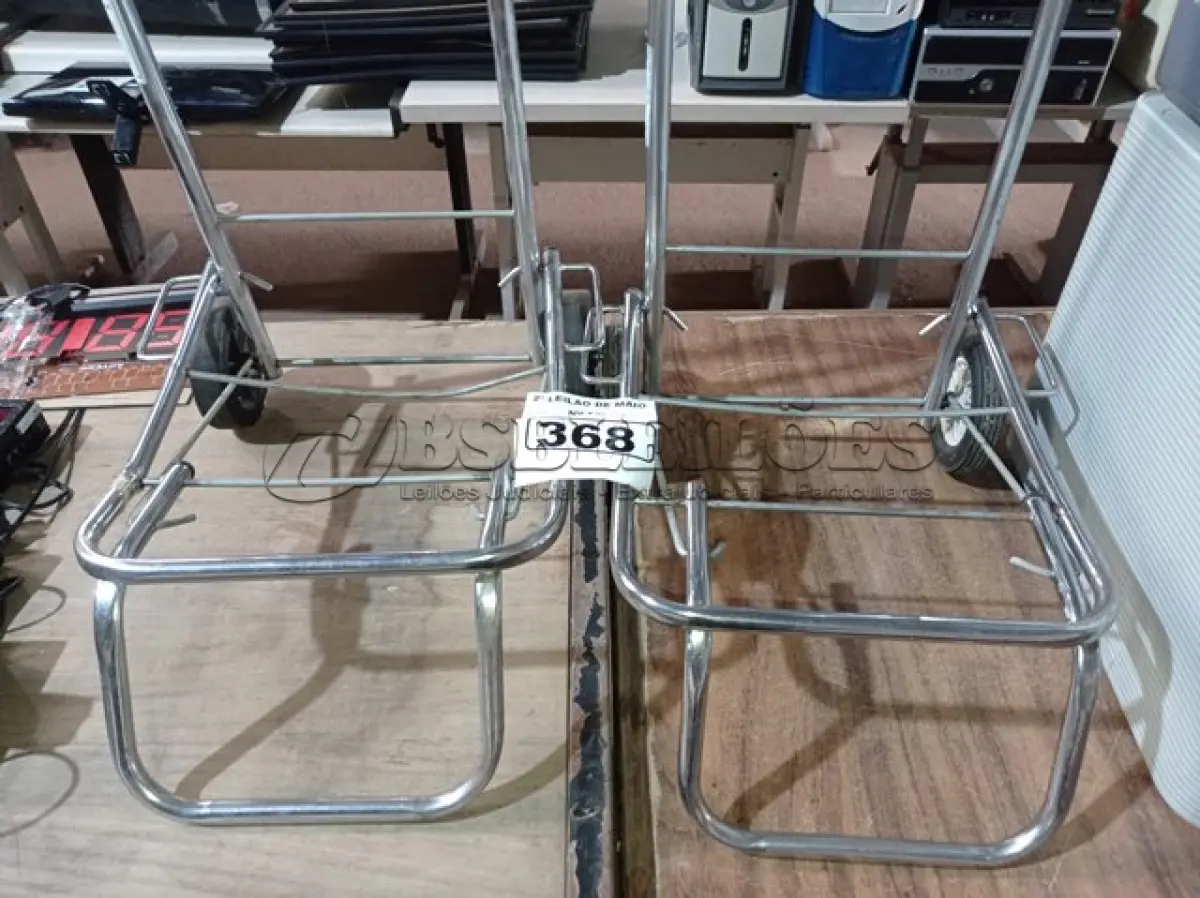 LOTE 368 - 02 CARRINHOS PARA TRANSPORTE DE CARGAS. (NO ESTADO) ATENÇÃO! FAZER A VISITAÇÃO ANTES DE ARREMATAR, NÃO SABEMOS SE FUNCIONA. LEILÃO NÃO TEM GARANTIA E NEM DEVOLUÇÃO, SUJEITO A POSSÍVEIS AVARIAS VISÍVEIS/OCULTAS E/OU AUSÊNCIA DE COMPONENTES.
