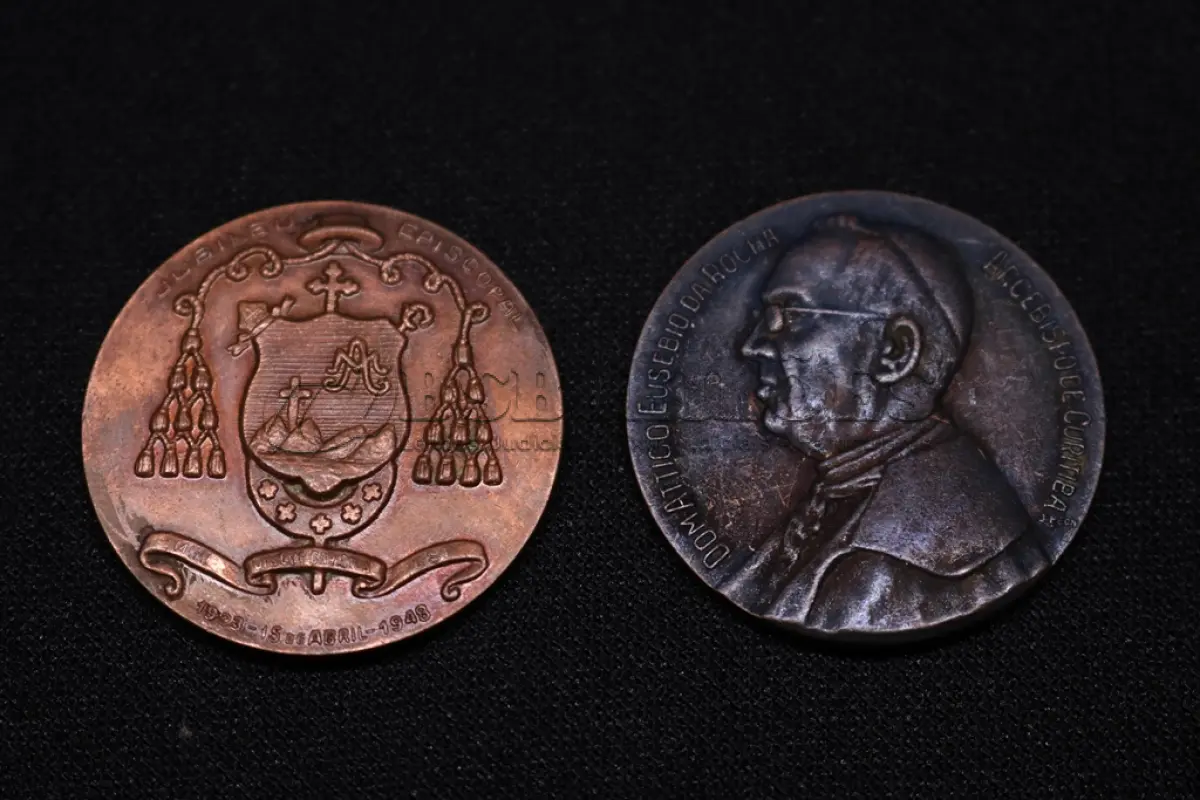 LOTE 007 - LOTE 7 – MEDALHAS CATÓLICAS 	MEDALHA	OBSERVAÇÕES 1.		Inauguração da Catedral de Curitiba. 1893	Prateada – envelope de época 2.		VII Congresso Eucaristico Nacional. 1960 Gravador: Cristiano Winters.	Prateada - envelope da Coleção Júlio Estrella Moreira 3.		VII Congresso Eucaristico Nacional. 1960 Gravador: Cristiano Winters.	Prateada - envelope da Coleção Júlio Estrella Moreira 4.		Jubileu Episcopal Dom Eusébio da Rocha. 1948 Gravador: Jose Peon	Acobreada - envelope da Coleção Júlio Estrella Moreira 5.		Jubileu Episcopal Dom Eusébio da Rocha. 1948 Gravador: Jose Peon	Acobreada - envelope da Coleção Júlio Estrella Moreira