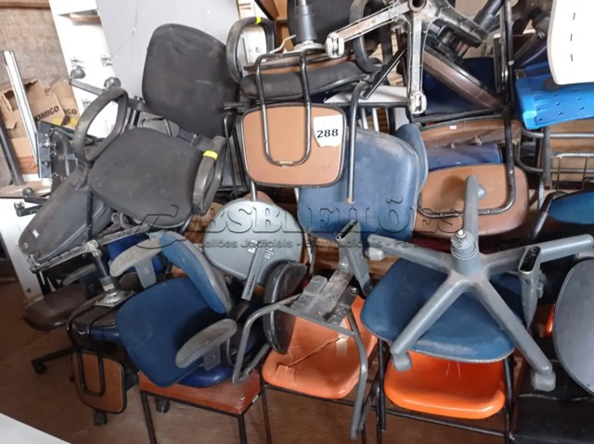LOTE 288 - 01 LOTE COM VÁRIAS CADEIRAS MARCAS E MODELOS DIVERSOS. (NO ESTADO) ATENÇÃO! FAZER A VISITAÇÃO ANTES DE ARREMATAR, NÃO SABEMOS SE FUNCIONA. LEILÃO NÃO TEM GARANTIA E NEM DEVOLUÇÃO, SUJEITO A POSSÍVEIS AVARIAS VISÍVEIS/OCULTAS E/OU AUSÊNCIA DE COMPONENTES.