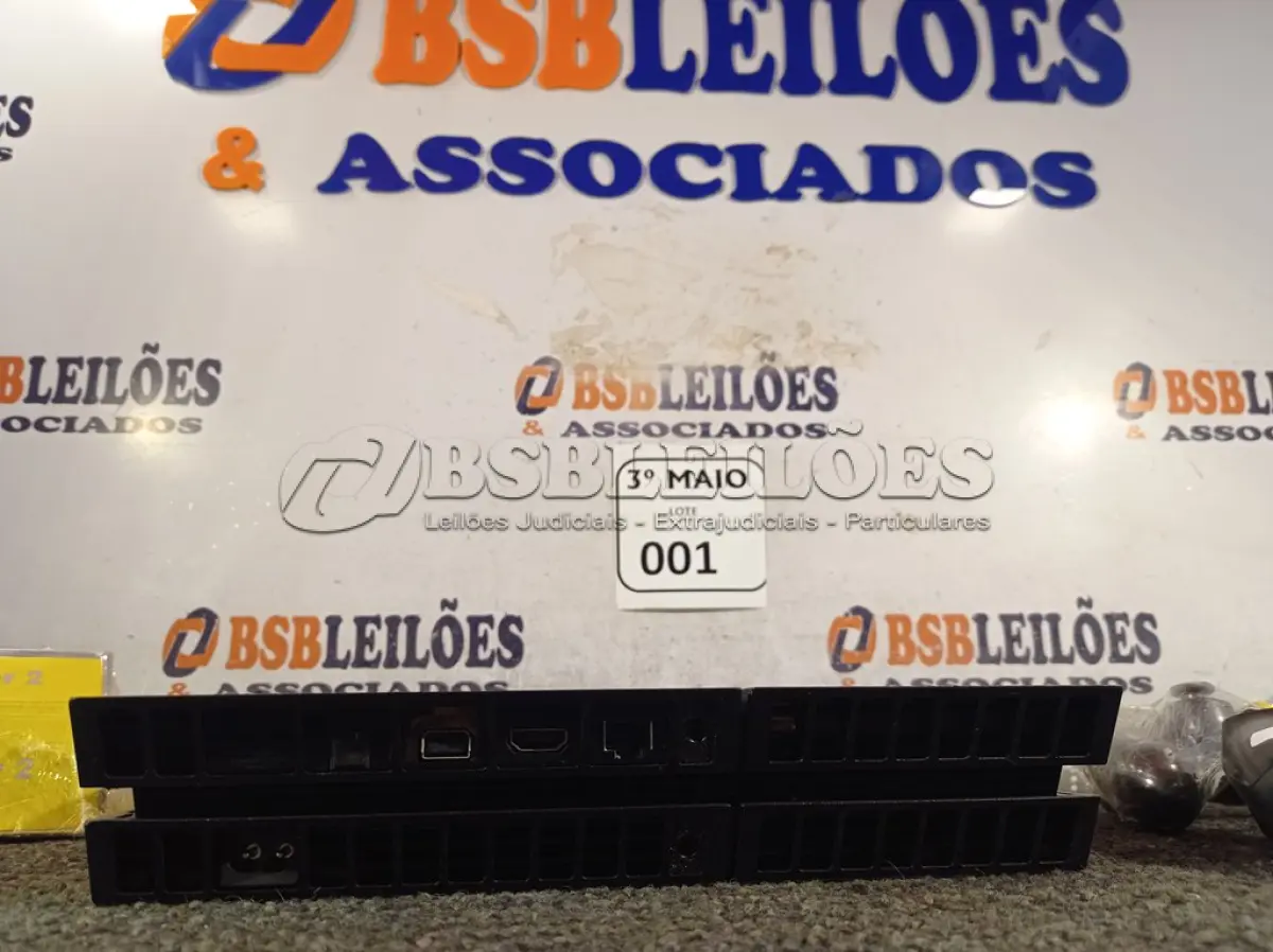 LOTE 001 - 01 PLAYSTATION PS4 COM 03 CONTROLES MARCA SONY. (NO ESTADO) ATENÇÃO! FAZER A VISITAÇÃO ANTES DE ARREMATAR, NÃO SABEMOS SE FUNCIONA. LEILÃO NÃO TEM GARANTIA E NEM DEVOLUÇÃO, SUJEITO A POSSÍVEIS AVARIAS VISÍVEIS/OCULTAS E/OU AUSÊNCIA DE COMPONENTES.