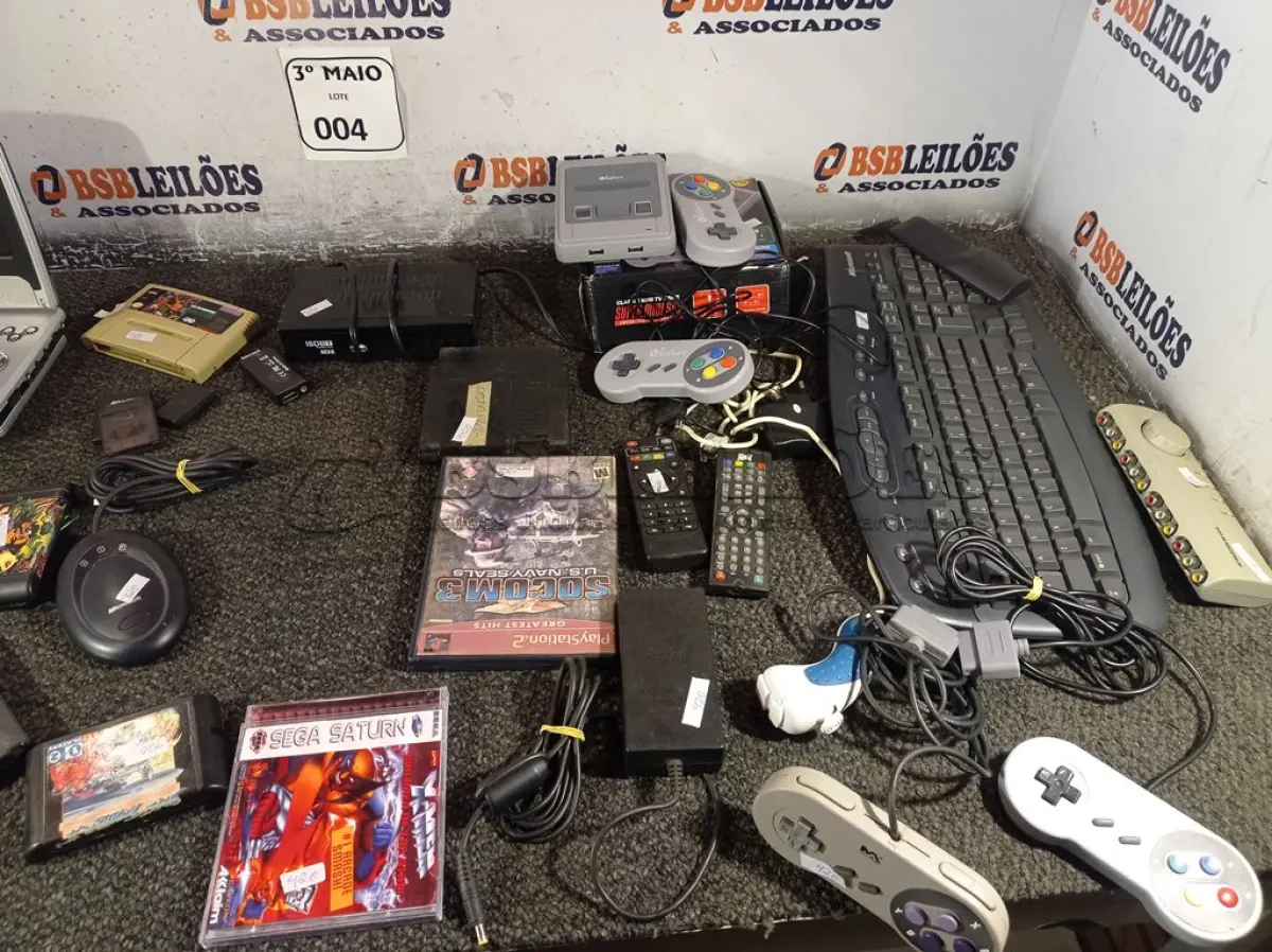 LOTE 004 - 01 LOTE COM CONTROLES DE VÍDEO GAME, CONTROLES DE TV, MEMORY CARD DE JOGOS E DIVERSOS ELETRÔNICOS. (NO ESTADO) ATENÇÃO! FAZER A VISITAÇÃO ANTES DE ARREMATAR, NÃO SABEMOS SE FUNCIONA. LEILÃO NÃO TEM GARANTIA E NEM DEVOLUÇÃO, SUJEITO A POSSÍVEIS AVARIAS VISÍVEIS/OCULTAS E/OU AUSÊNCIA DE COMPONENTES.