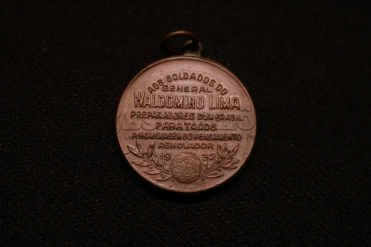 LOTE 042 - LOTE 42 – MEDALHAS DA REVOLUÇÃO DE 1932 	MEDALHA	OBSERVAÇÕES 1.		Medalhão – Soldados do General Waldomiro Lima. 1932. Gravador: José Peón.	Prateada 2.		Medalhão – Soldados do General Waldomiro Lima. 1932. Gravador: José Peón.	Prateada 3.		Medalhão – Soldados do General Waldomiro Lima. 1932. Gravador: José Peón.	Bronze 4.		Medalha Comemorativa da Campanha de 1932. Gravador: José Peón.	Acobreada – envelope da coleção Julio Estrella Moreira