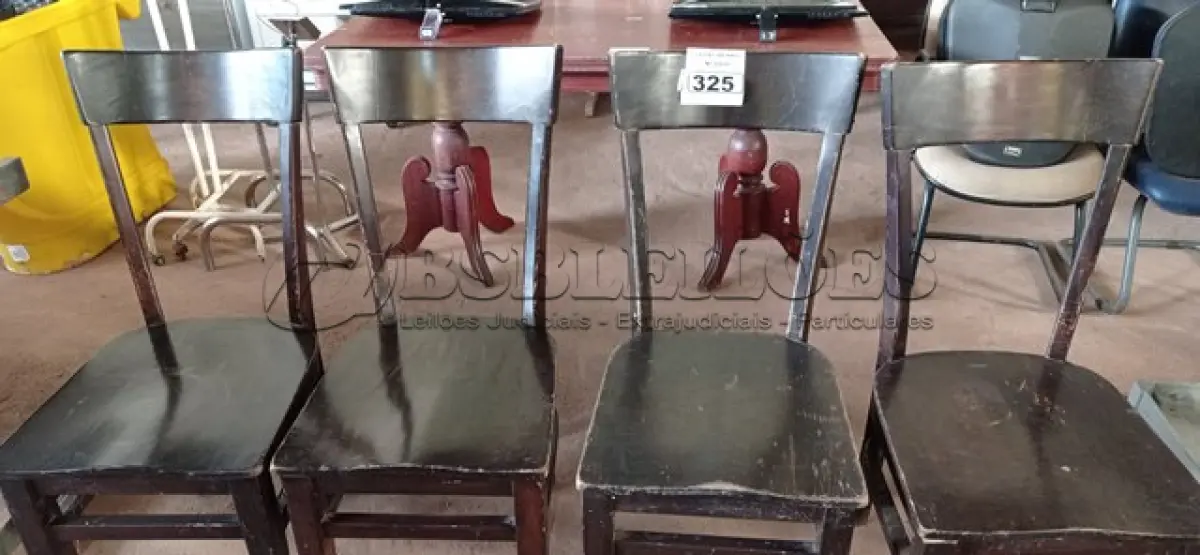 LOTE 325 - 04 CADEIRAS EM MADEIRA. (NO ESTADO) ATENÇÃO! FAZER A VISITAÇÃO ANTES DE ARREMATAR, NÃO SABEMOS SE FUNCIONA. LEILÃO NÃO TEM GARANTIA E NEM DEVOLUÇÃO, SUJEITO A POSSÍVEIS AVARIAS VISÍVEIS/OCULTAS E/OU AUSÊNCIA DE COMPONENTES.