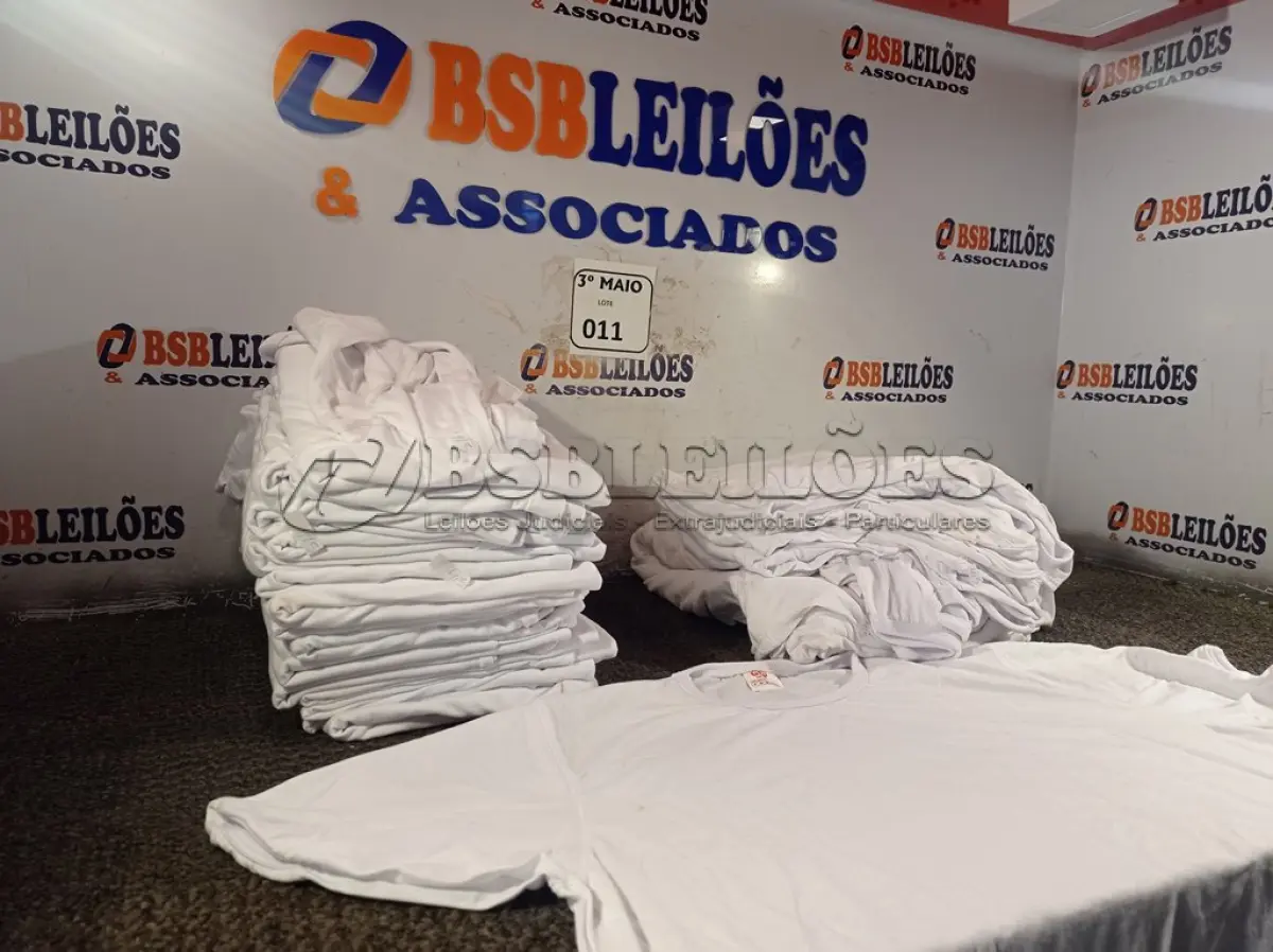 LOTE 011 - 01 LOTE COM APROXIMADAMENTE 40 CAMISETAS BRANCAS TAMANHO G. (NO ESTADO) ATENÇÃO! FAZER A VISITAÇÃO ANTES DE ARREMATAR, NÃO SABEMOS SE FUNCIONA. LEILÃO NÃO TEM GARANTIA E NEM DEVOLUÇÃO, SUJEITO A POSSÍVEIS AVARIAS VISÍVEIS/OCULTAS E/OU AUSÊNCIA DE COMPONENTES.