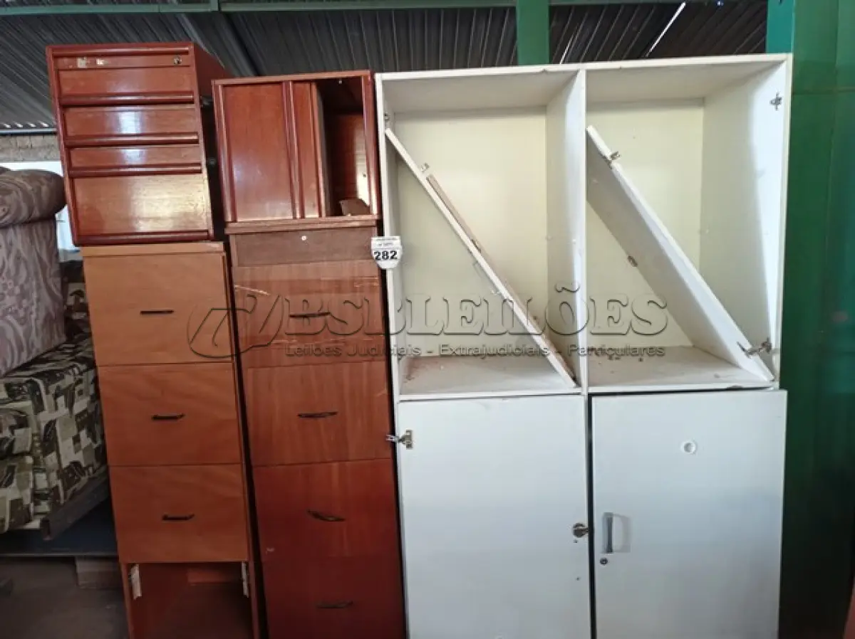 LOTE 282 - 01 ARMÁRIO, 02 ARQUIVOS E 02 GAVETEIROS EM MADEIRA. (NO ESTADO) ATENÇÃO! FAZER A VISITAÇÃO ANTES DE ARREMATAR, NÃO SABEMOS SE FUNCIONA. LEILÃO NÃO TEM GARANTIA E NEM DEVOLUÇÃO, SUJEITO A POSSÍVEIS AVARIAS VISÍVEIS/OCULTAS E/OU AUSÊNCIA DE COMPONENTES.