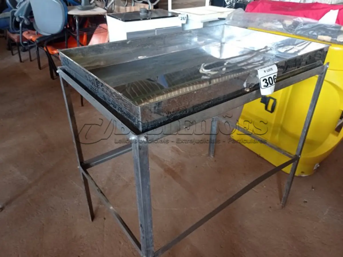 LOTE 306 - 01 BANHO-MARIA COM SUPORTE. (NO ESTADO) ATENÇÃO! FAZER A VISITAÇÃO ANTES DE ARREMATAR, NÃO SABEMOS SE FUNCIONA. LEILÃO NÃO TEM GARANTIA E NEM DEVOLUÇÃO, SUJEITO A POSSÍVEIS AVARIAS VISÍVEIS/OCULTAS E/OU AUSÊNCIA DE COMPONENTES.