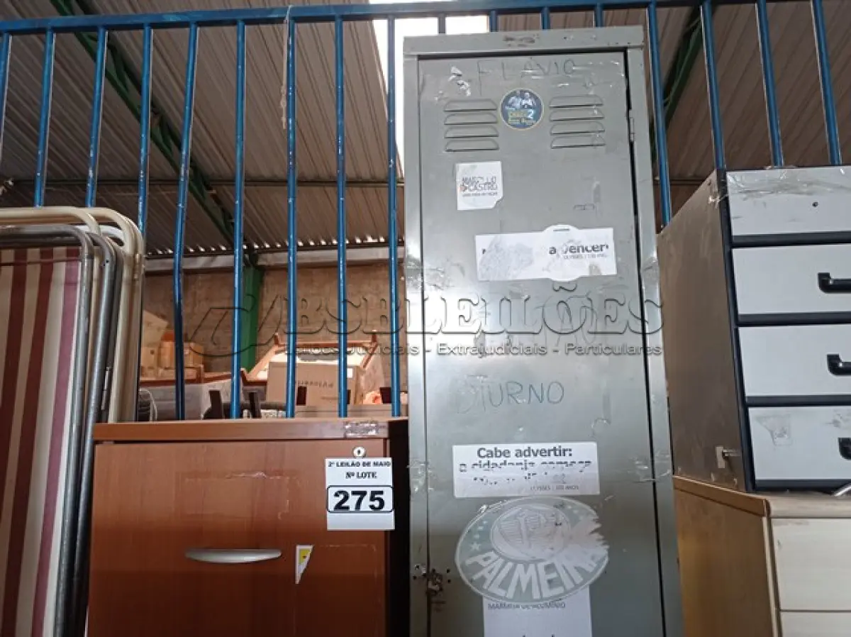 LOTE 275 - 01 ARMÁRIO ROUPEIRO EM AÇO E 01 ARQUIVO EM MADEIRA COM 04 GAVETAS. (NO ESTADO) ATENÇÃO! FAZER A VISITAÇÃO ANTES DE ARREMATAR, NÃO SABEMOS SE FUNCIONA. LEILÃO NÃO TEM GARANTIA E NEM DEVOLUÇÃO, SUJEITO A POSSÍVEIS AVARIAS VISÍVEIS/OCULTAS E/OU AUSÊNCIA DE COMPONENTES.
