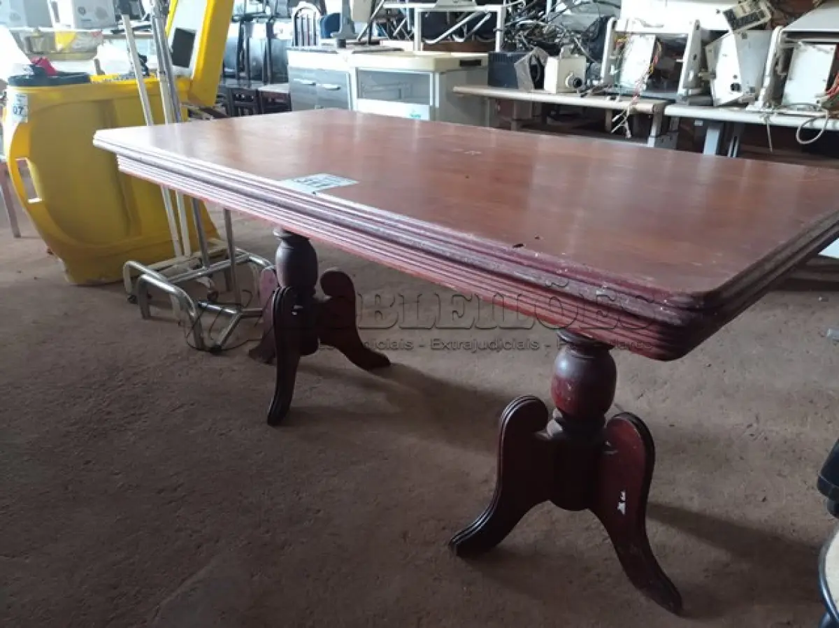 LOTE 311 - 01 MESA EM MADEIRA. (NO ESTADO) ATENÇÃO! FAZER A VISITAÇÃO ANTES DE ARREMATAR, NÃO SABEMOS SE FUNCIONA. LEILÃO NÃO TEM GARANTIA E NEM DEVOLUÇÃO, SUJEITO A POSSÍVEIS AVARIAS VISÍVEIS/OCULTAS E/OU AUSÊNCIA DE COMPONENTES.