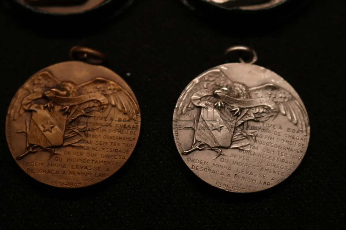 LOTE 023 - LOTE 23 – MEDALHAS LAURO SODRE 	MEDALHA	OBSERVAÇÕES 1.		Homenagem do Pará a Lauro Sodre. 1911 Gravador: P.F. Berthold	Acobreada – Com estojo de época 2.		Homenagem do Pará a Lauro Sodre. 1911 Gravador: P.F. Berthold	Prateada – Com estojo de época 3.		Homenagem do Pará a Lauro Sodre. 1911 Gravador: P.F. Berthold	Acobreada 4.		Homenagem do Pará a Lauro Sodre. 1911 Gravador: P.F. Berthold	Prateada