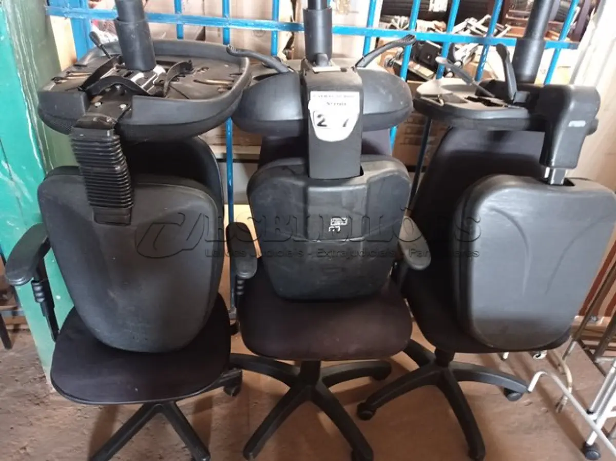 LOTE 277 - 06 CADEIRAS DE ESCRITÓRIO COM BASES GIRATÓRIAS. (NO ESTADO) ATENÇÃO! FAZER A VISITAÇÃO ANTES DE ARREMATAR, NÃO SABEMOS SE FUNCIONA. LEILÃO NÃO TEM GARANTIA E NEM DEVOLUÇÃO, SUJEITO A POSSÍVEIS AVARIAS VISÍVEIS/OCULTAS E/OU AUSÊNCIA DE COMPONENTES.