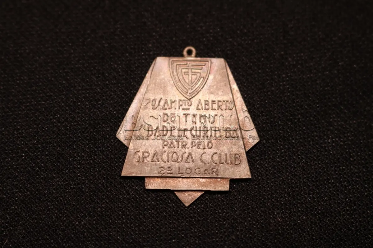 LOTE 009 - LOTE 9 – MEDALHAS PALESTRA ITÁLIA - ESPORTE 	MEDALHA	OBSERVAÇÕES 1.		Joquei Clube do Paraná – Festa da Terra. 1931	Acobreada - envelope da Coleção Júlio Estrella Moreira 2.		Joquei Clube do Paraná – Festa da Terra. 1931	Acobreada 3.		Joquei Clube do Paraná – Festa da Terra. 1931	Acobreada 4.		Joquei Clube do Paraná – Festa da Terra. 1931	Acobreada 5.		Joquei Clube do Paraná – Festa da Terra. 1931	Acobreada 6.		Joquei Clube do Paraná – Festa da Terra. 1931	Acobreada 7.		Graciosa Country Club – Campeonato de Tênis 1939. Gravador Mueller	Prateada - envelope da Coleção Júlio Estrella Moreira 8.		Graciosa Country Club – 1938. Gravador Mueller	Prateada - envelope da Coleção Júlio Estrella Moreira 9.		Graciosa Country Club – 1938. Gravador  J. Peón	Bronze - envelope da Coleção Júlio Estrella Moreira 10.		Graciosa Country Club – 1938. Gravador J. Peón	Bronze 11.		Sociedade de Tiro ao Alvo de Curitiba. 1940 Gravador: Mueller	Prateada - envelope da Coleção Júlio Estrella Moreira