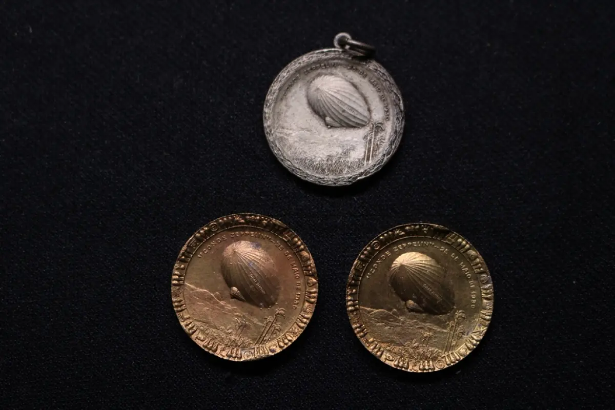 LOTE 033 - LOTE 33 – MEDALHAS CONDE ZEPPELIN 	MEDALHA	OBSERVAÇÕES 1.		Medalha Conde Zeppelin. Curitiba. 1930  Gravador: José Peón	Dourada 2.		Medalha Conde Zeppelin. Curitiba. 1930  Gravador: José Peón	Dourada 3.		Medalha Conde Zeppelin. Curitiba. 1930 Gravador: José Peón	Prateada
