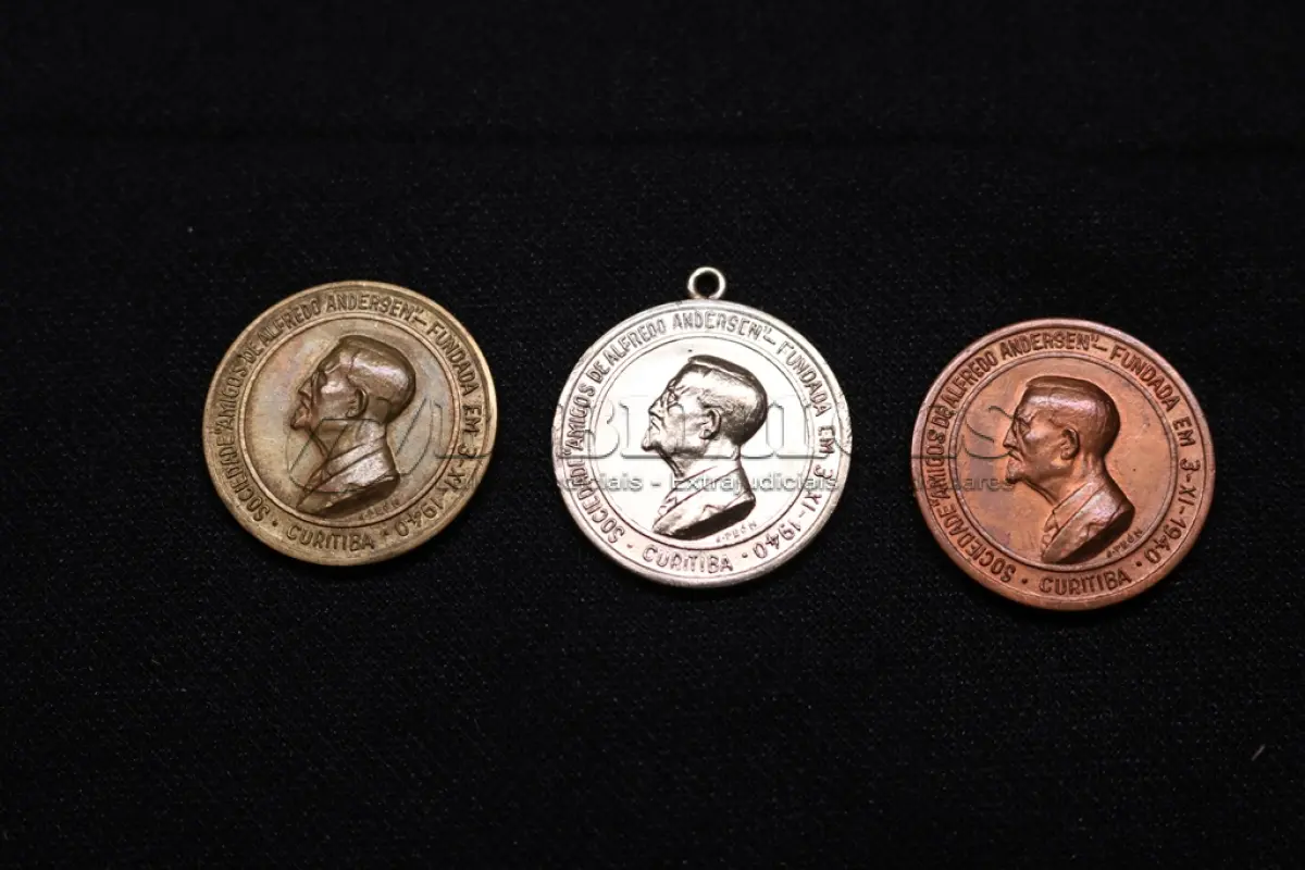 LOTE 014 - LOTE 14 – MEDALHAS – ALFREDO ANDERSEN 	MEDALHA	OBSERVAÇÕES 1.		1ª Exposição de Artistas Paranaenses no Rio de Janeiro. Sociedade de Amigos de Alfredo Andersen.1943. Gravador: José Peon	Bronze 2.		1ª Exposição de Artistas Paranaenses no Rio de Janeiro. Sociedade de Amigos de Alfredo Andersen.1943. Gravador: José Peon	Cobre 3.		1ª Exposição de Artistas Paranaenses no Rio de Janeiro. Sociedade de Amigos de Alfredo Andersen.1943. Gravador: José Peon	Prateada 4.		IV Salão Paranaense de Belas Artes. 1947. Homenagem a Alfredo Andersen (1860-1935). Gravador: José Peon	Cobre 5.		1° Salão Internacional de Arte Fotografica. Foto Clube Colméia. 1960. Gravadores: José Peon e José Tortatto.