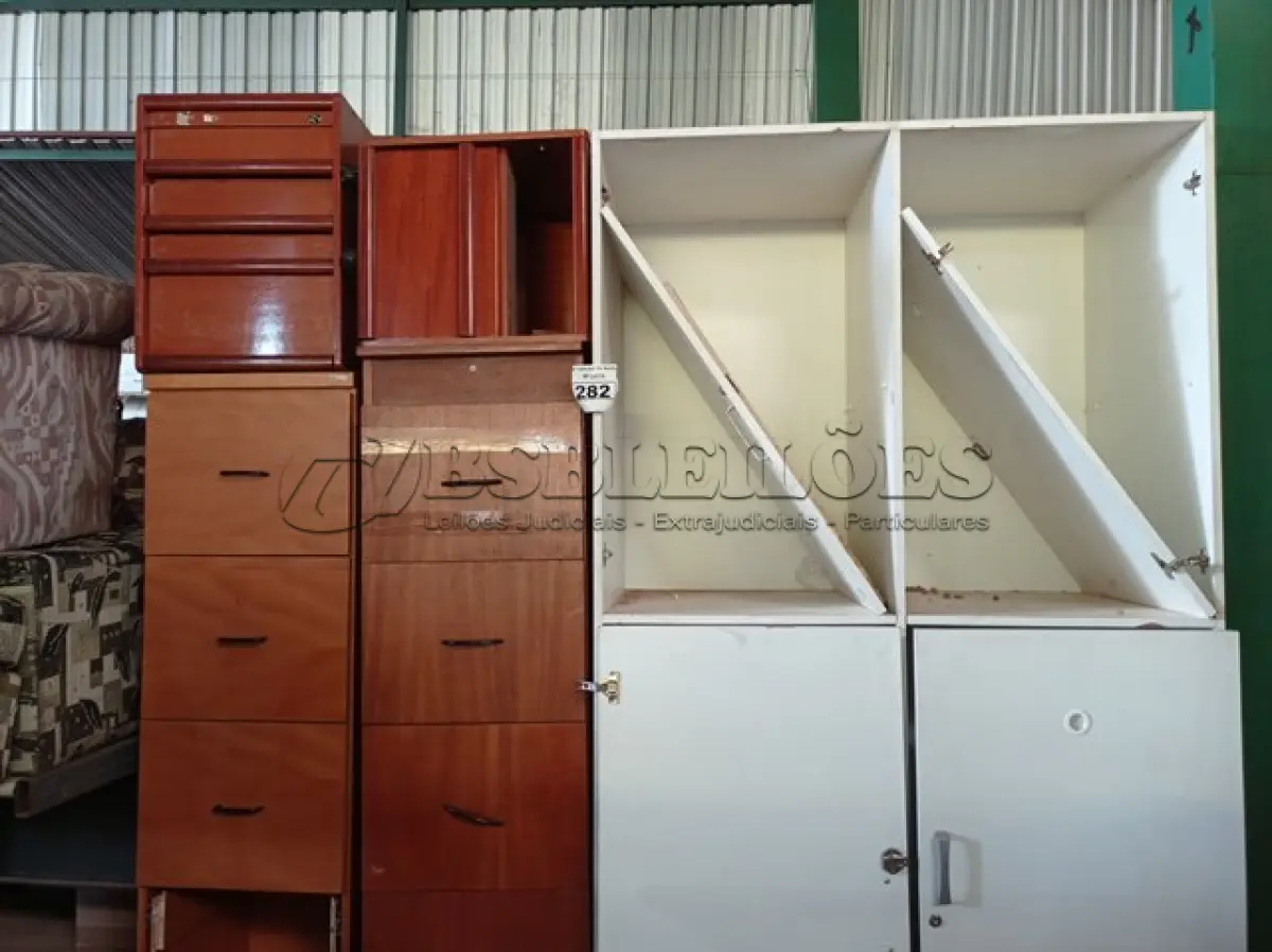 LOTE 282 - 01 ARMÁRIO, 02 ARQUIVOS E 02 GAVETEIROS EM MADEIRA. (NO ESTADO) ATENÇÃO! FAZER A VISITAÇÃO ANTES DE ARREMATAR, NÃO SABEMOS SE FUNCIONA. LEILÃO NÃO TEM GARANTIA E NEM DEVOLUÇÃO, SUJEITO A POSSÍVEIS AVARIAS VISÍVEIS/OCULTAS E/OU AUSÊNCIA DE COMPONENTES.