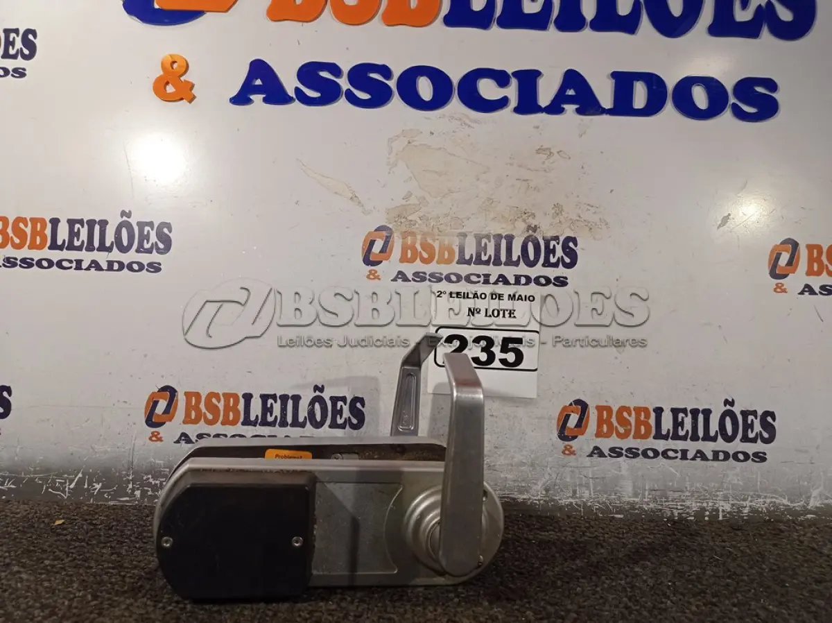 LOTE 235 - 01 FECHADURA ELETRÔNICA. (NO ESTADO) ATENÇÃO! FAZER A VISITAÇÃO ANTES DE ARREMATAR, NÃO SABEMOS SE FUNCIONA. LEILÃO NÃO TEM GARANTIA E NEM DEVOLUÇÃO, SUJEITO A POSSÍVEIS AVARIAS VISÍVEIS/OCULTAS E/OU AUSÊNCIA DE COMPONENTES.