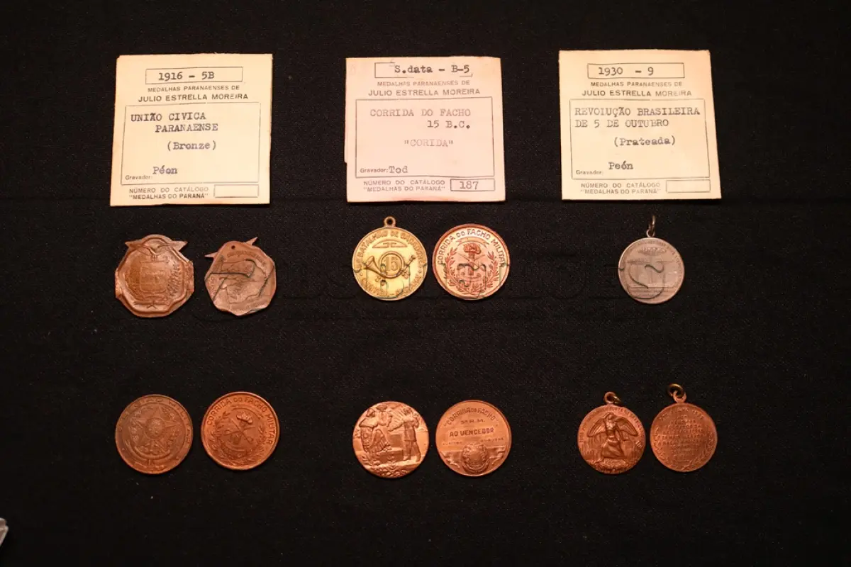 LOTE 005 - LOTE 5 – MEDALHAS CIVICAS E MILITARES 	MEDALHA	OBSERVAÇÕES 1.		União Cívica Paranaense – 1916. Gravadores: Jose Peon e Fernandez	Prova de Cunho, Bronze –  Envelope da Coleção Júlio Estrella Moreira 2.		União Cívica Paranaense – 1916. Gravadores: Jose Peon e Fernandez	Acobreada 3.		Revolução de 05 de outubro de 1930. Gravador: José Peon.	Prateada 4.		Corrida do Facho Militar – 15 Batalhão de Caçadores – Curitiba Pr.	Acobreada - envelope da Coleção Júlio Estrella Moreira 5.		Corrida do Facho Militar – 15 Batalhão de Caçadores – Curitiba Pr.	Bronze - envelope da Coleção Júlio Estrella Moreira 6.		Corrida do Facho Militar – 5 ª Região Militar. 1943. Gravador: Frederico Tod.	Acobreada 7.		Corrida do Facho Militar – 5 ª Região Militar. 1943. Gravador: Frederico Tod.	Acobreada 8.		Corrida do Facho Militar – 5 ª Região Militar. 1948. Gravador: José Peon	Acobreada 9.		Corrida do Facho Militar – 5 ª Região Militar. 1948. Gravador: José Peon	Acobreada 10.		Revolução de 1932. Gravador Montini	Acobreada 11.		Revolução de 1932. Gravador Montini	Acobreada