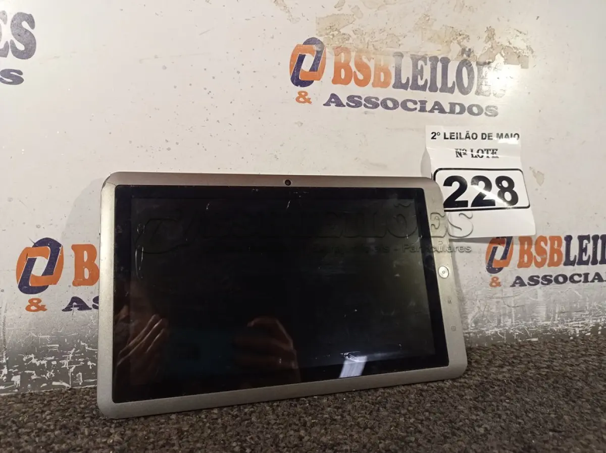 LOTE 228 - 01 TABLET MARCA KYROS. (NO ESTADO) ATENÇÃO! FAZER A VISITAÇÃO ANTES DE ARREMATAR, NÃO SABEMOS SE FUNCIONA. LEILÃO NÃO TEM GARANTIA E NEM DEVOLUÇÃO, SUJEITO A POSSÍVEIS AVARIAS VISÍVEIS/OCULTAS E/OU AUSÊNCIA DE COMPONENTES.