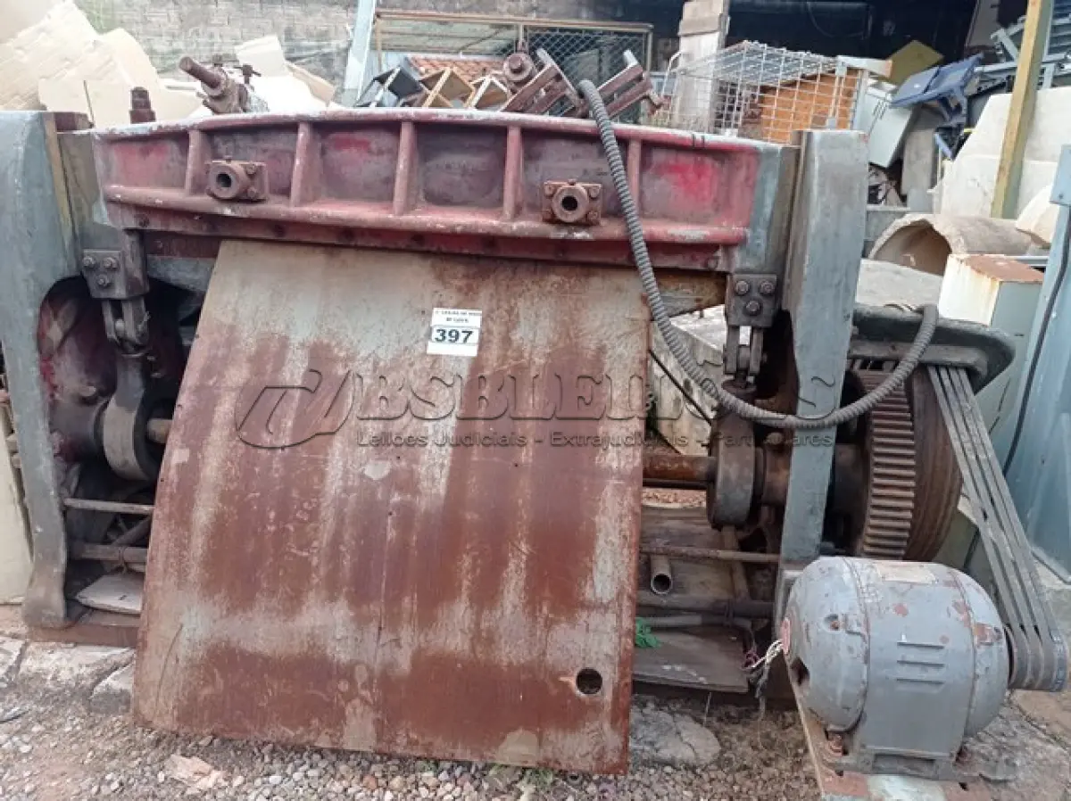LOTE 397 - 01 CORTADORA DE CHAPAS. (NO ESTADO) ATENÇÃO! FAZER A VISITAÇÃO ANTES DE ARREMATAR, NÃO SABEMOS SE FUNCIONA. LEILÃO NÃO TEM GARANTIA E NEM DEVOLUÇÃO, SUJEITO A POSSÍVEIS AVARIAS VISÍVEIS/OCULTAS E/OU AUSÊNCIA DE COMPONENTES.