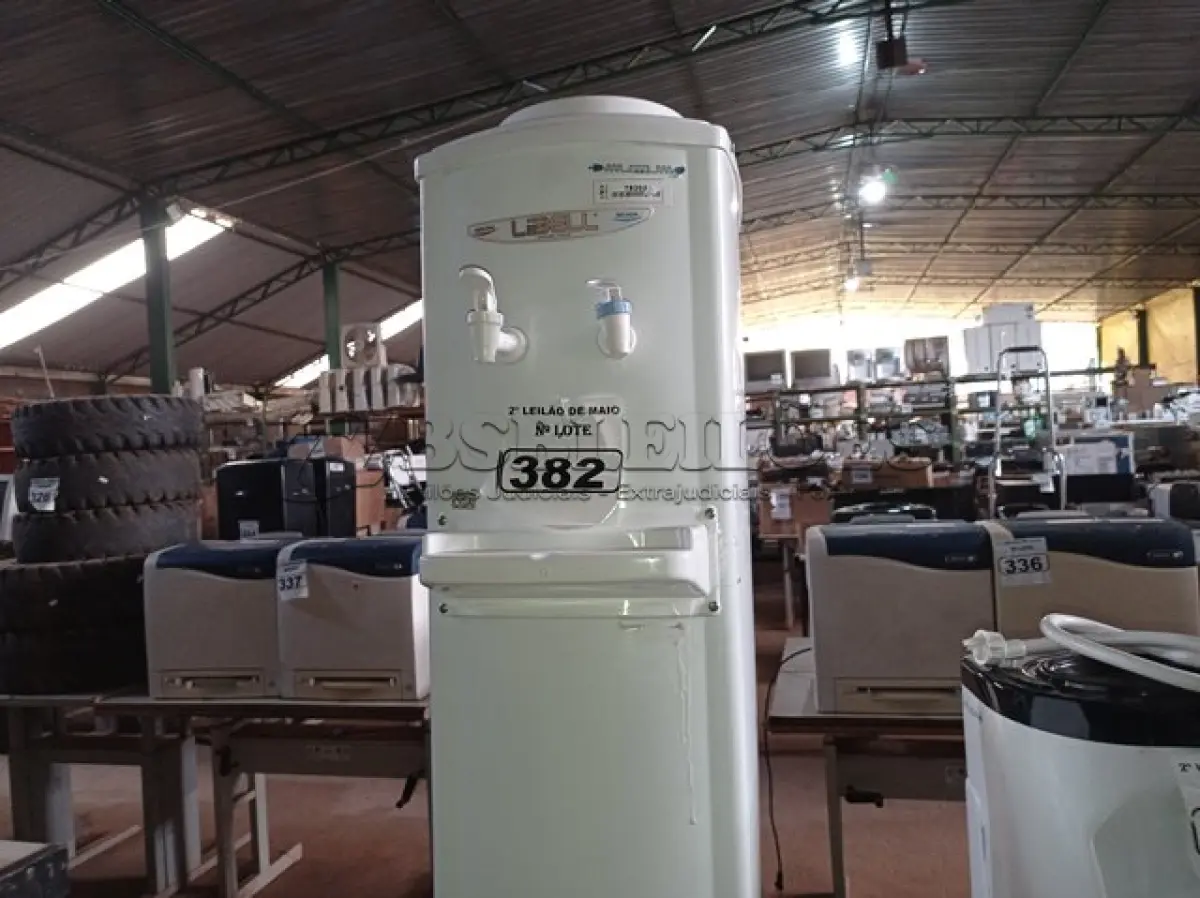 LOTE 382 - 01 BEBEDOURO PARA GARRAFÃO MARCA LIBELL 220V. (NO ESTADO) ATENÇÃO! FAZER A VISITAÇÃO ANTES DE ARREMATAR, NÃO SABEMOS SE FUNCIONA. LEILÃO NÃO TEM GARANTIA E NEM DEVOLUÇÃO, SUJEITO A POSSÍVEIS AVARIAS VISÍVEIS/OCULTAS E/OU AUSÊNCIA DE COMPONENTES.