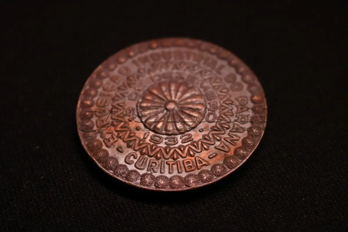 LOTE 040 - LOTE 40 – MEDALHÃO EXPOSIÇÃO INDUSTRIAL DO PARANÁ 1932 	MEDALHA	OBSERVAÇÕES 1.		Paraná Comemorativa à Exposição Industrial do Paraná. 1932. Gravador: José Peón.	Leve oxidação 2.		Paraná Comemorativa à Exposição Industrial do Paraná. 1932. Gravador: José Peón.	Leve oxidação