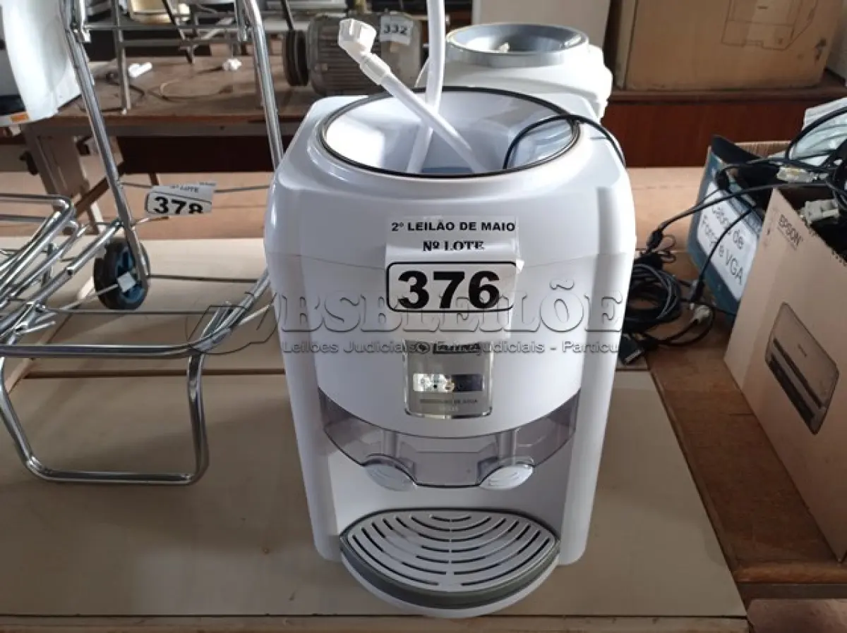 LOTE 376 - 01 BEBEDOURO PARA GARRAFÃO “ELETRÔNICO “MARCA LATINA 220V.  (NO ESTADO) ATENÇÃO! FAZER A VISITAÇÃO ANTES DE ARREMATAR, NÃO SABEMOS SE FUNCIONA. LEILÃO NÃO TEM GARANTIA E NEM DEVOLUÇÃO, SUJEITO A POSSÍVEIS AVARIAS VISÍVEIS/OCULTAS E/OU AUSÊNCIA DE COMPONENTES.