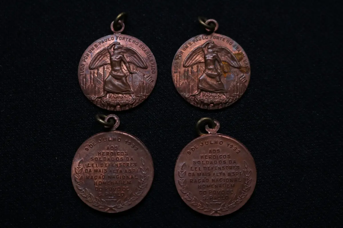 LOTE 030 - LOTE 30 – MEDALHAS REVOLUÇÃO DE 1932 	MEDALHA	OBSERVAÇÕES 1.		Medalha da Revolução de 1932. (São Paulo) Gravador: Montini	Bronzeada 2.		Medalha da Revolução de 1932. (São Paulo) Gravador: Montini	Bronzeada 3.		Medalha da Revolução de 1932. (São Paulo) Gravador: Montini	Bronzeada 4.		Medalha da Revolução de 1932. (São Paulo) Gravador: Montini	Bronzeada