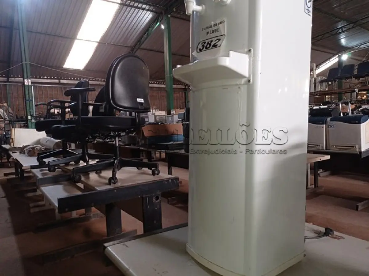 LOTE 382 - 01 BEBEDOURO PARA GARRAFÃO MARCA LIBELL 220V. (NO ESTADO) ATENÇÃO! FAZER A VISITAÇÃO ANTES DE ARREMATAR, NÃO SABEMOS SE FUNCIONA. LEILÃO NÃO TEM GARANTIA E NEM DEVOLUÇÃO, SUJEITO A POSSÍVEIS AVARIAS VISÍVEIS/OCULTAS E/OU AUSÊNCIA DE COMPONENTES.