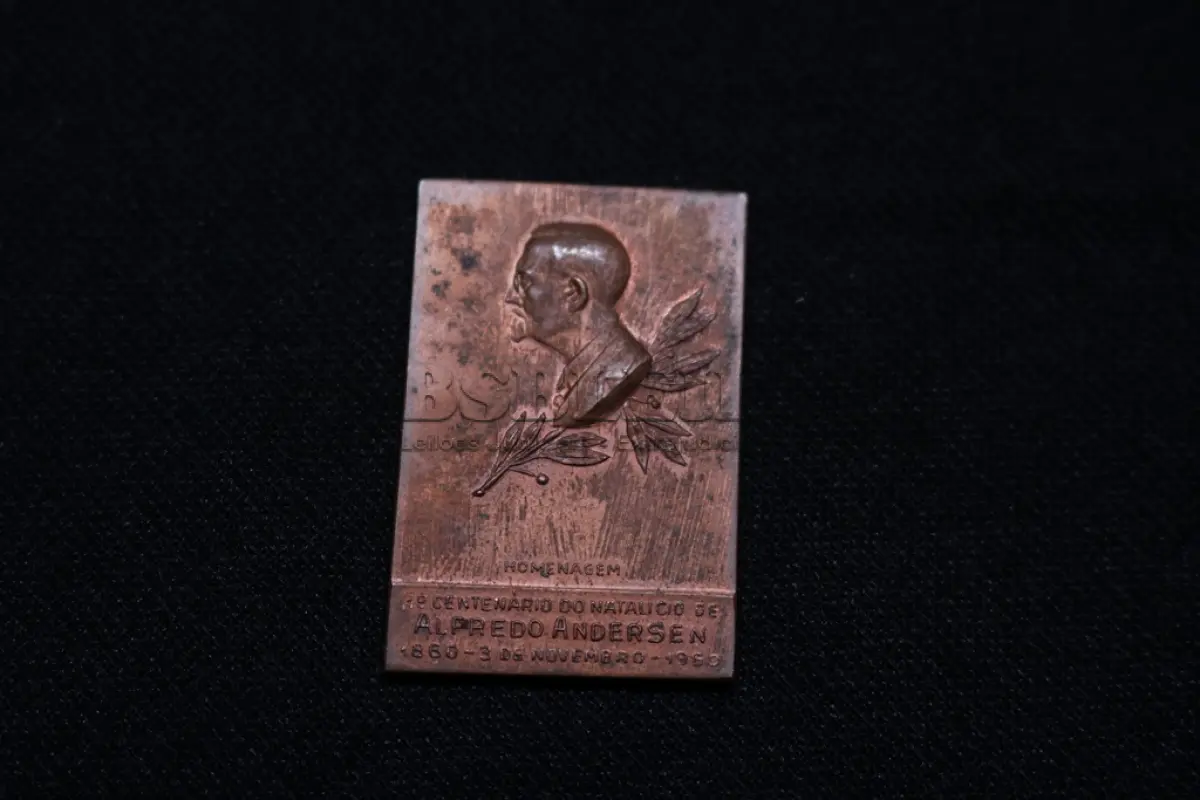LOTE 014 - LOTE 14 – MEDALHAS – ALFREDO ANDERSEN 	MEDALHA	OBSERVAÇÕES 1.		1ª Exposição de Artistas Paranaenses no Rio de Janeiro. Sociedade de Amigos de Alfredo Andersen.1943. Gravador: José Peon	Bronze 2.		1ª Exposição de Artistas Paranaenses no Rio de Janeiro. Sociedade de Amigos de Alfredo Andersen.1943. Gravador: José Peon	Cobre 3.		1ª Exposição de Artistas Paranaenses no Rio de Janeiro. Sociedade de Amigos de Alfredo Andersen.1943. Gravador: José Peon	Prateada 4.		IV Salão Paranaense de Belas Artes. 1947. Homenagem a Alfredo Andersen (1860-1935). Gravador: José Peon	Cobre 5.		1° Salão Internacional de Arte Fotografica. Foto Clube Colméia. 1960. Gravadores: José Peon e José Tortatto.
