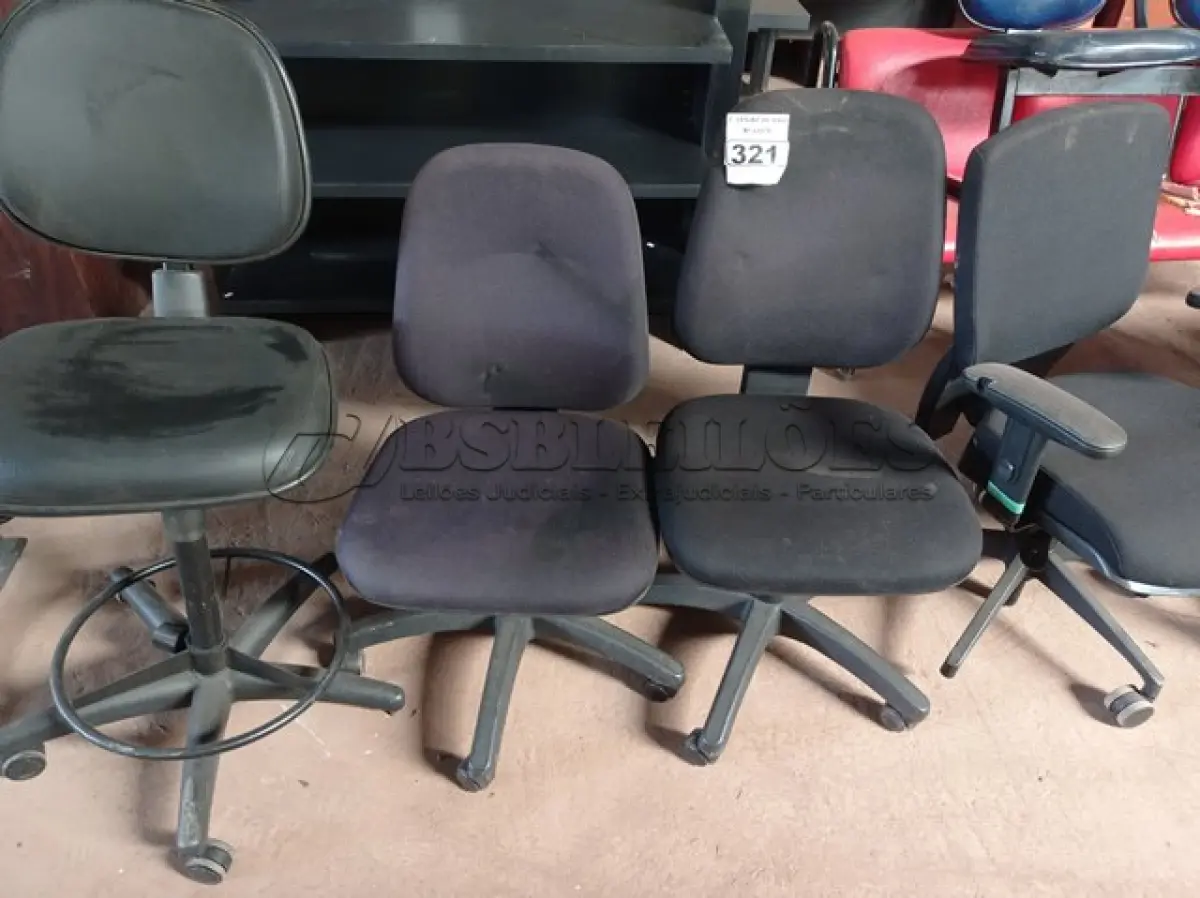 LOTE 321 - 03 CADEIRAS DE ESCRITÓRIO E 01 CADEIRA PARA CAIXA COM BASES GIRATÓRIAS. (NO ESTADO) ATENÇÃO! FAZER A VISITAÇÃO ANTES DE ARREMATAR, NÃO SABEMOS SE FUNCIONA. LEILÃO NÃO TEM GARANTIA E NEM DEVOLUÇÃO, SUJEITO A POSSÍVEIS AVARIAS VISÍVEIS/OCULTAS E/OU AUSÊNCIA DE COMPONENTES.