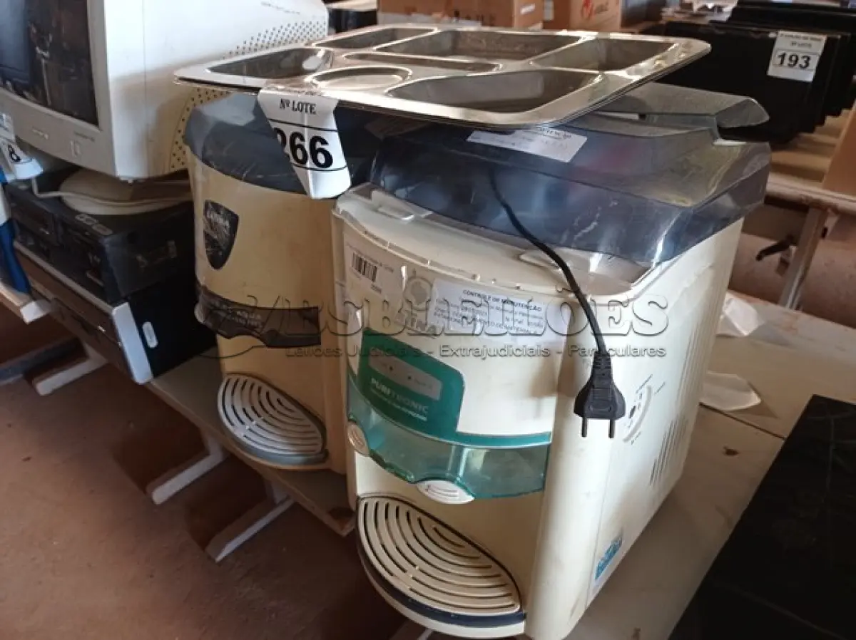 LOTE 266 - 02 PURIFICADORES DE ÁGUA E 04 BANDEJAS EM INOX. (NO ESTADO) ATENÇÃO! FAZER A VISITAÇÃO ANTES DE ARREMATAR, NÃO SABEMOS SE FUNCIONA. LEILÃO NÃO TEM GARANTIA E NEM DEVOLUÇÃO, SUJEITO A POSSÍVEIS AVARIAS VISÍVEIS/OCULTAS E/OU AUSÊNCIA DE COMPONENTES.