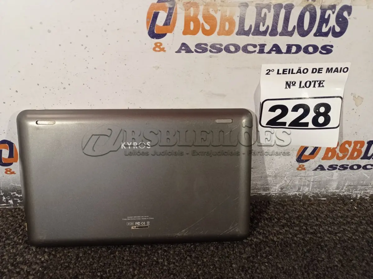 LOTE 228 - 01 TABLET MARCA KYROS. (NO ESTADO) ATENÇÃO! FAZER A VISITAÇÃO ANTES DE ARREMATAR, NÃO SABEMOS SE FUNCIONA. LEILÃO NÃO TEM GARANTIA E NEM DEVOLUÇÃO, SUJEITO A POSSÍVEIS AVARIAS VISÍVEIS/OCULTAS E/OU AUSÊNCIA DE COMPONENTES.