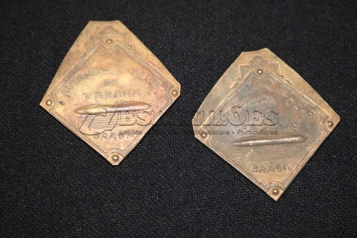 LOTE 017 - LOTE 17 – MEDALHAS FERROVIA 	MEDALHA	OBSERVAÇÕES 1.		Medalhão da Estrada de Ferro Central do Paraná. 1970 Gravador: José Mansur Karam	Acobreada – reverso liso - envelope de época  2.		1° Marco da Estrada de Ferro Central do Paraná.1948 Homenagem ao Governador Moyses Lupion.Gravador: João Moelleken	Dourada - envelope da Coleção Júlio Estrella Moreira 3.		Automóvel Clube do Paraná.	Dourada – Prova de cunho 4.		Automóvel Clube do Paraná.	Dourada – Prova de cunho
