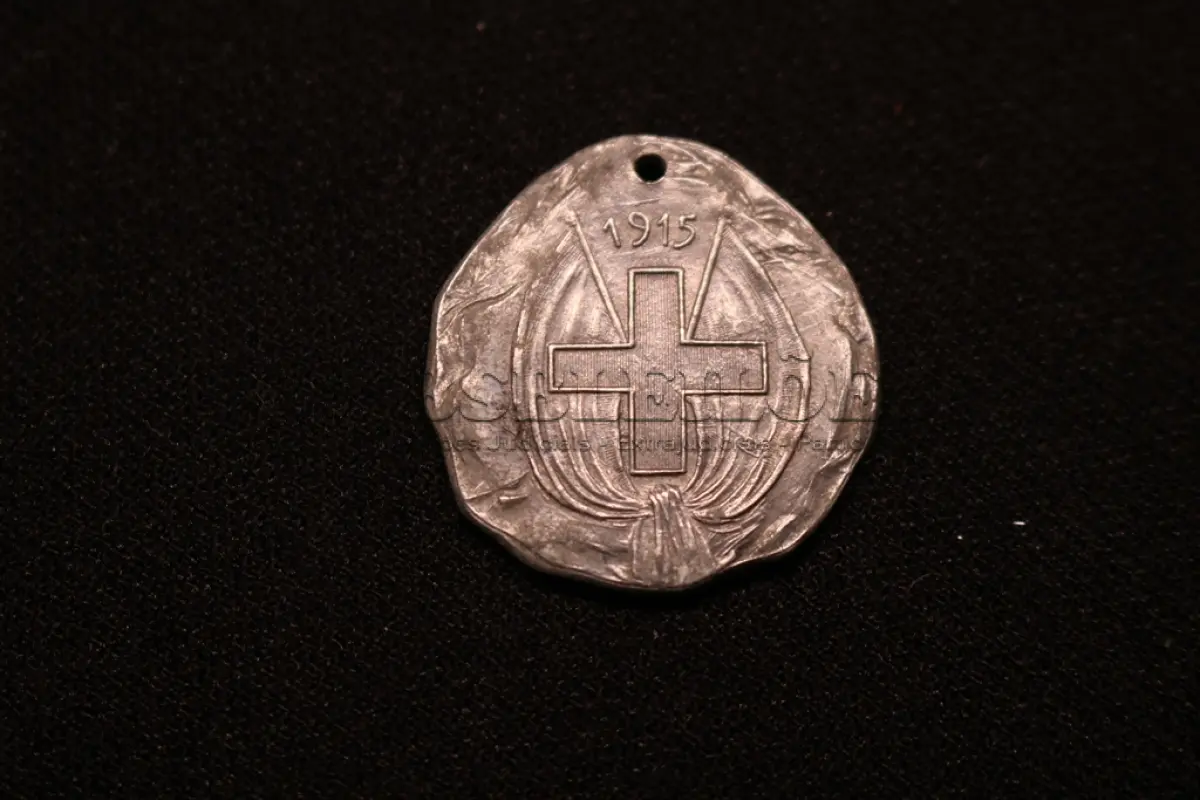 LOTE 036 - LOTE 36 – MEDALHAS ALEMANHA 	MEDALHA	OBSERVAÇÕES 1.		Cruz de Ferro Alemã. 1914 Gravador: José Peón	Reverso liso - envelope da Coleção Júlio Estrella Moreira 2.		Beneficente da Cruz Vermelha Austro-Alemã. 1915	Prateada - envelope da Coleção Júlio Estrella Moreira 3.		Deustche Woche (Semana Alemã). 1937. Curitiba Gravador: Eduardo Muller	Reverso liso - envelope da Coleção Júlio Estrella Moreira 4.		Águia Alemã com pergaminho Gravador: Henrique Kaminski – A Pérola	Reverso liso - envelope da Coleção Júlio Estrella Moreira