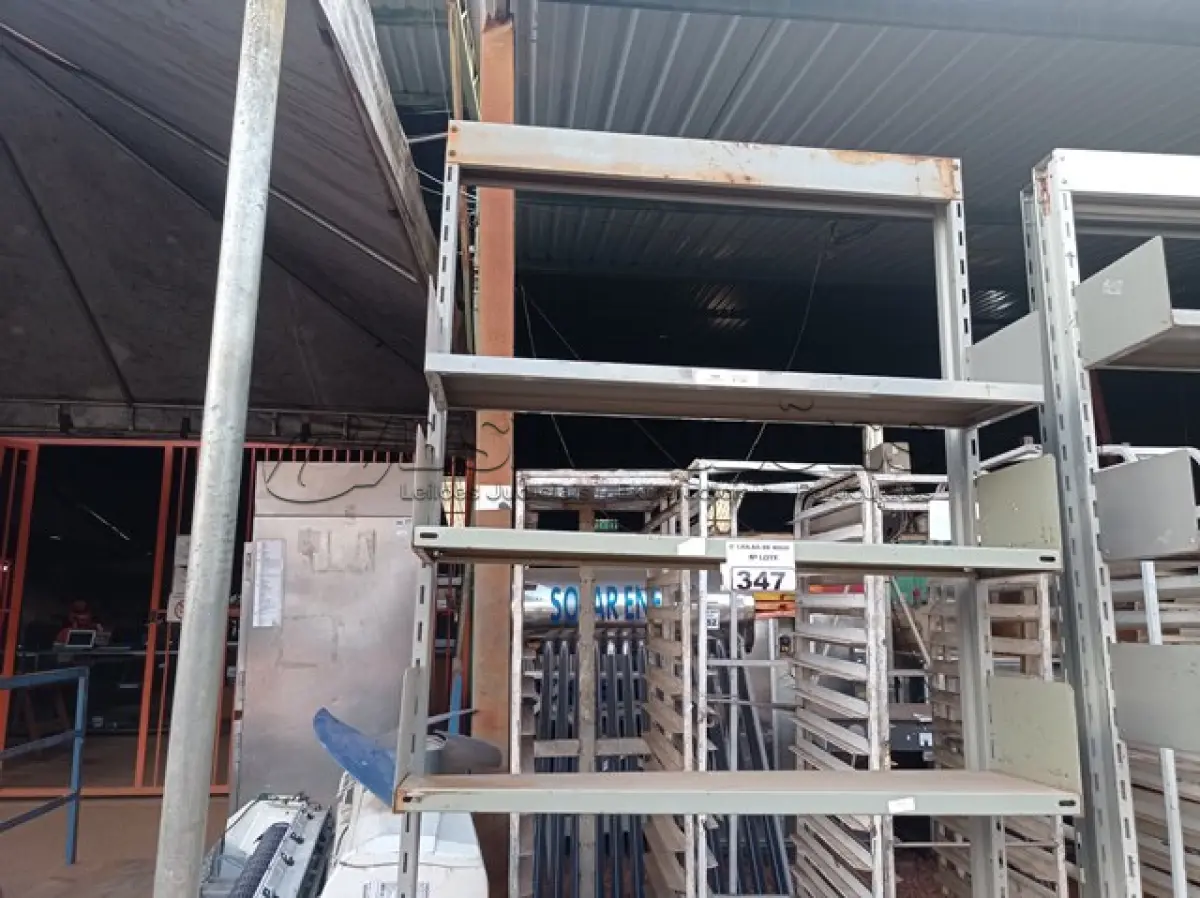 LOTE 347 - 01 ESTANTE EXPOSITORA EM AÇO COM 04 BANDEJAS. (NO ESTADO) ATENÇÃO! FAZER A VISITAÇÃO ANTES DE ARREMATAR, NÃO SABEMOS SE FUNCIONA. LEILÃO NÃO TEM GARANTIA E NEM DEVOLUÇÃO, SUJEITO A POSSÍVEIS AVARIAS VISÍVEIS/OCULTAS E/OU AUSÊNCIA DE COMPONENTES.