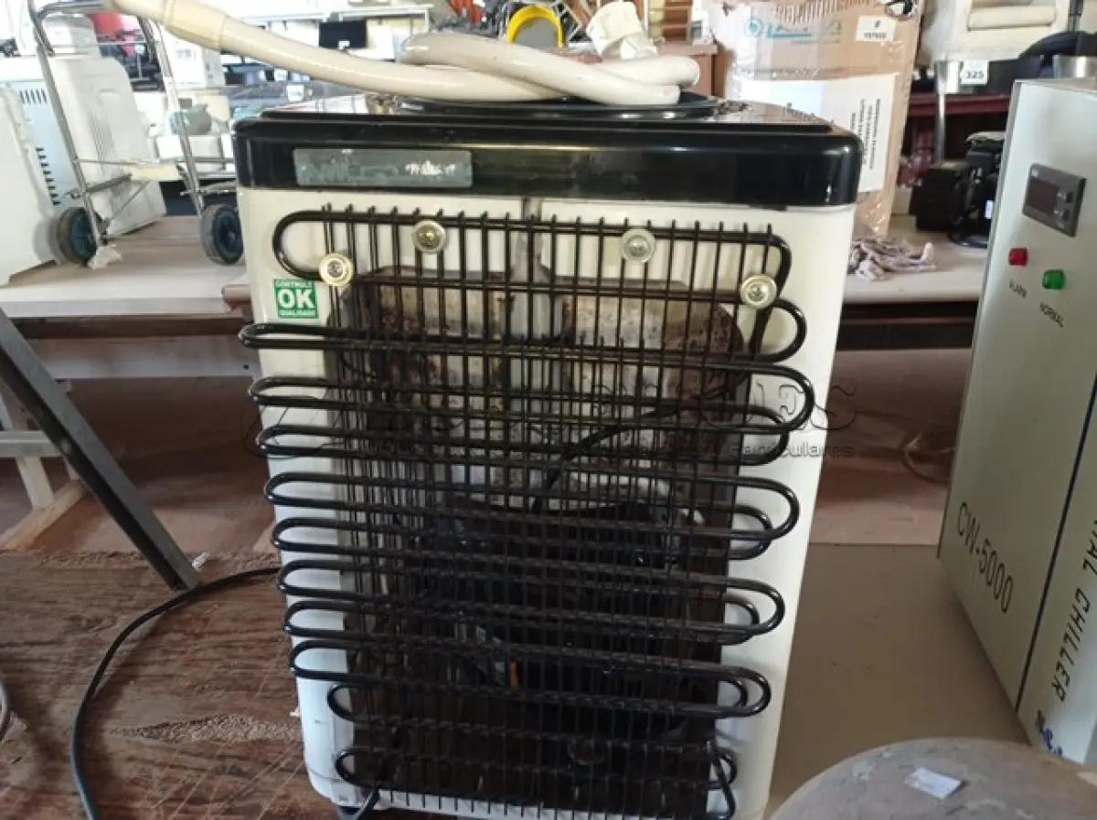 LOTE 361 - 01 BEBEDOURO PARA GARRAFÃO “REFRIGERADO” 220V. (NO ESTADO) ATENÇÃO! FAZER A VISITAÇÃO ANTES DE ARREMATAR, NÃO SABEMOS SE FUNCIONA. LEILÃO NÃO TEM GARANTIA E NEM DEVOLUÇÃO, SUJEITO A POSSÍVEIS AVARIAS VISÍVEIS/OCULTAS E/OU AUSÊNCIA DE COMPONENTES.