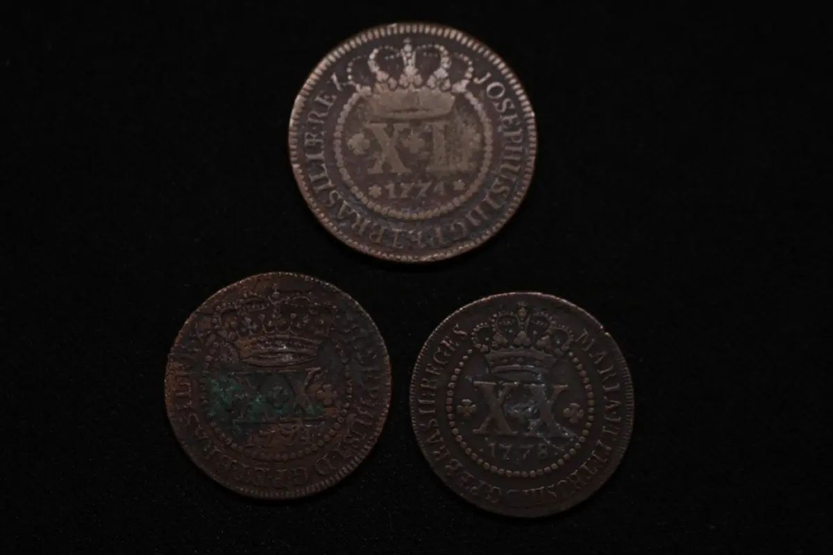 LOTE 043 - LOTE 43 – MOEDAS DO BRASIL COLÔNIA 	MOEDA	OBSERVAÇÕES 1.		Moeda XL Réis (1774)	1 unidade 2.		Moeda XX Réis (1774)	1 unidade 3.		Moeda XX Réis (1778)	1 unidade