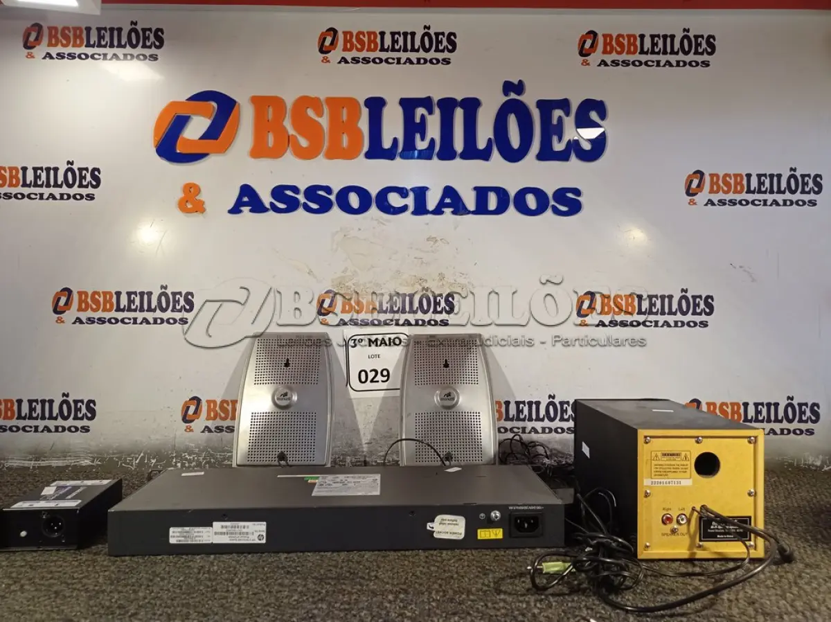 LOTE 029 - 01 SWITCH 2928-SFP PLUS COM 27 PORTAS, 01 CAIXINHA DE SOM MAXELL. (NO ESTADO) ATENÇÃO! FAZER A VISITAÇÃO ANTES DE ARREMATAR, NÃO SABEMOS SE FUNCIONA. LEILÃO NÃO TEM GARANTIA E NEM DEVOLUÇÃO, SUJEITO A POSSÍVEIS AVARIAS VISÍVEIS/OCULTAS E/OU AUSÊNCIA DE COMPONENTES.