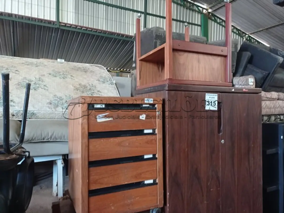 LOTE 315 - 01 ARMÁRIO BAIXO, 01 GAVETEIRO E 02 MESINHAS EM MADEIRA. (NO ESTADO) ATENÇÃO! FAZER A VISITAÇÃO ANTES DE ARREMATAR, NÃO SABEMOS SE FUNCIONA. LEILÃO NÃO TEM GARANTIA E NEM DEVOLUÇÃO, SUJEITO A POSSÍVEIS AVARIAS VISÍVEIS/OCULTAS E/OU AUSÊNCIA DE COMPONENTES.