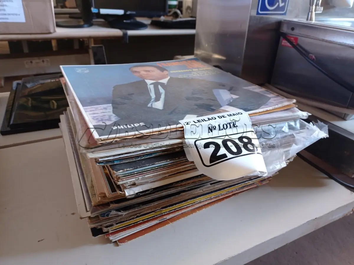 LOTE 208 - 01 LOTE COM VÁRIOS DISCOS DE VINIL. (NO ESTADO) ATENÇÃO! FAZER A VISITAÇÃO ANTES DE ARREMATAR, NÃO SABEMOS SE FUNCIONA. LEILÃO NÃO TEM GARANTIA E NEM DEVOLUÇÃO, SUJEITO A POSSÍVEIS AVARIAS VISÍVEIS/OCULTAS E/OU AUSÊNCIA DE COMPONENTES.