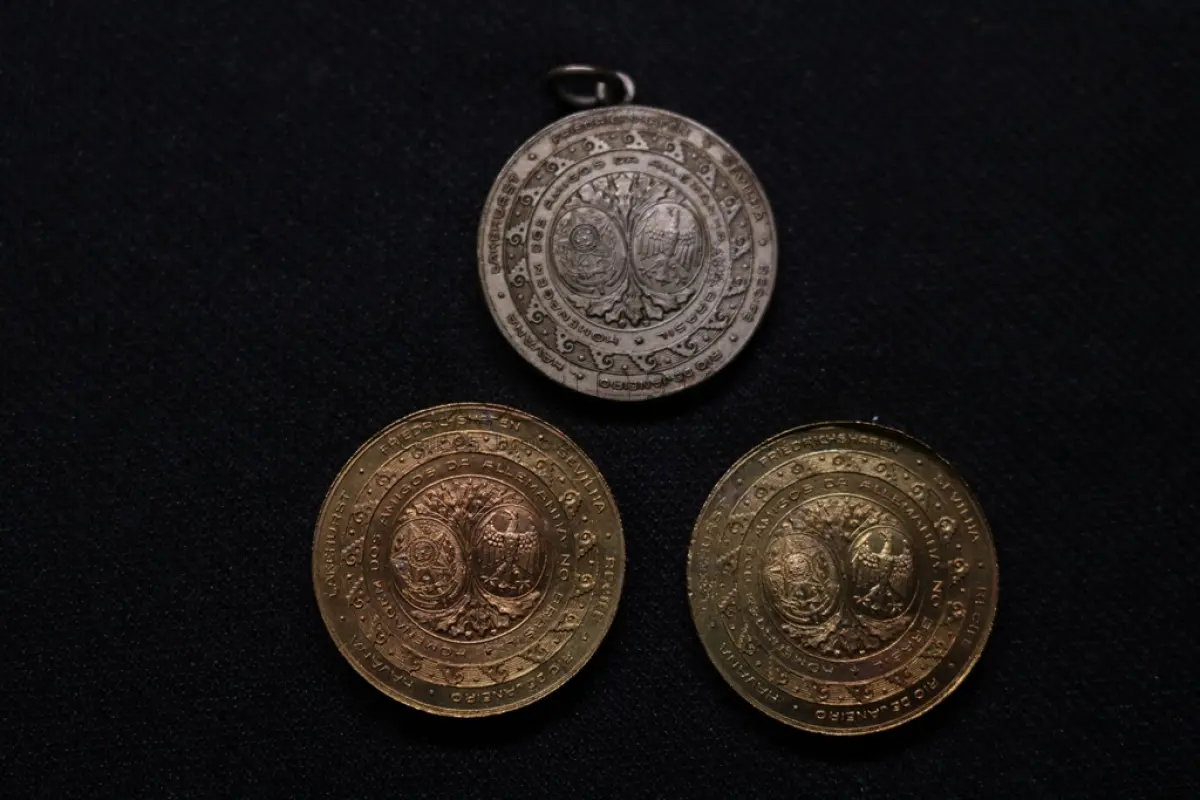 LOTE 033 - LOTE 33 – MEDALHAS CONDE ZEPPELIN 	MEDALHA	OBSERVAÇÕES 1.		Medalha Conde Zeppelin. Curitiba. 1930  Gravador: José Peón	Dourada 2.		Medalha Conde Zeppelin. Curitiba. 1930  Gravador: José Peón	Dourada 3.		Medalha Conde Zeppelin. Curitiba. 1930 Gravador: José Peón	Prateada