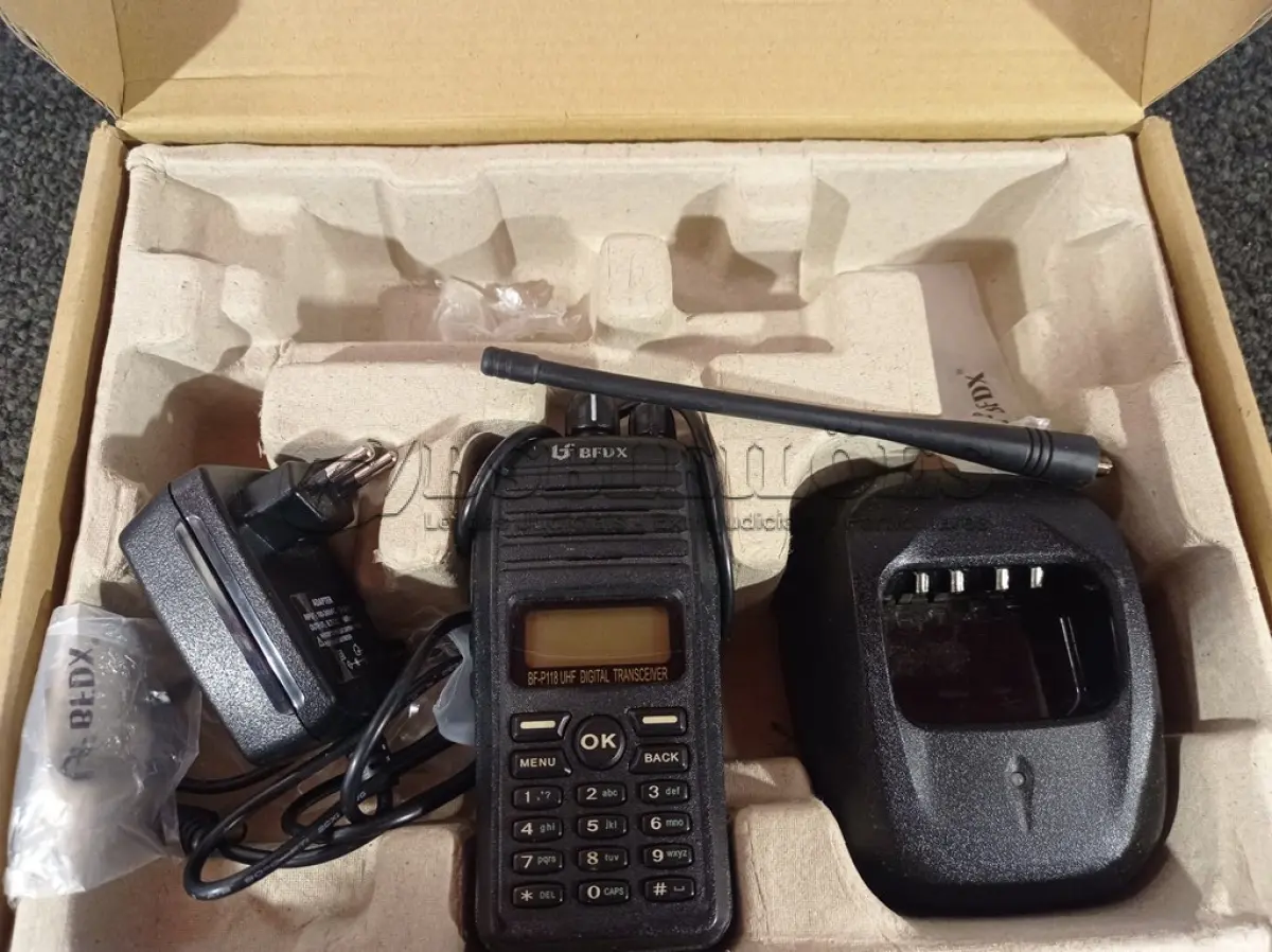 LOTE 224 - 01 RÁDIO COMUNICADOR. (NO ESTADO) ATENÇÃO! FAZER A VISITAÇÃO ANTES DE ARREMATAR, NÃO SABEMOS SE FUNCIONA. LEILÃO NÃO TEM GARANTIA E NEM DEVOLUÇÃO, SUJEITO A POSSÍVEIS AVARIAS VISÍVEIS/OCULTAS E/OU AUSÊNCIA DE COMPONENTES.