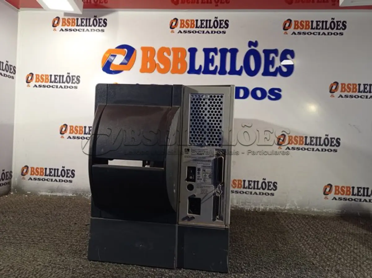 LOTE 039 - 01 IMPRESSORA DE ETIQUETAS MARCA ZEBRA. (NO ESTADO) ATENÇÃO! FAZER A VISITAÇÃO ANTES DE ARREMATAR, NÃO SABEMOS SE FUNCIONA. LEILÃO NÃO TEM GARANTIA E NEM DEVOLUÇÃO, SUJEITO A POSSÍVEIS AVARIAS VISÍVEIS/OCULTAS E/OU AUSÊNCIA DE COMPONENTES.