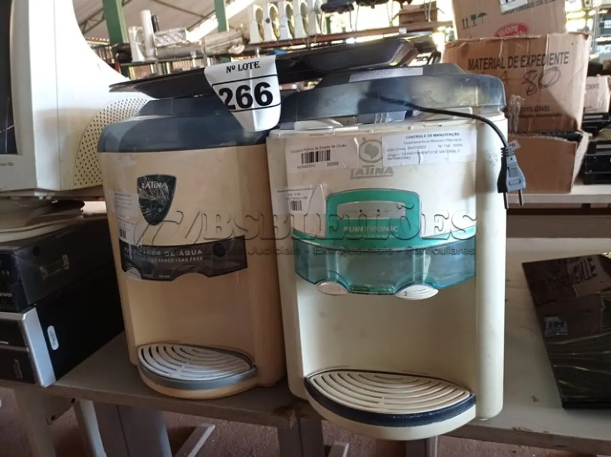 LOTE 266 - 02 PURIFICADORES DE ÁGUA E 04 BANDEJAS EM INOX. (NO ESTADO) ATENÇÃO! FAZER A VISITAÇÃO ANTES DE ARREMATAR, NÃO SABEMOS SE FUNCIONA. LEILÃO NÃO TEM GARANTIA E NEM DEVOLUÇÃO, SUJEITO A POSSÍVEIS AVARIAS VISÍVEIS/OCULTAS E/OU AUSÊNCIA DE COMPONENTES.