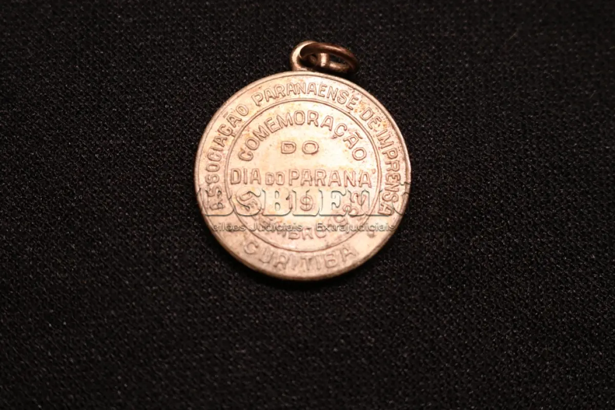 LOTE 013 - LOTE 13 – MEDALHAS – DIA DO PARANÁ 	MEDALHA	OBSERVAÇÕES 1.		Dia do Paraná. Associação Paranaense de Imprensa. 1932. Gravador: José Peon	Prateada 2.		Comemoração do Dia do Paraná. Ass. Paranaense de Imprensa. 1931. Gravador: José Peon	Dourada - envelope da Coleção Júlio Estrella Moreira 3.		Comemoração do Dia do Paraná. Ass. Paranaense de Imprensa. 1931. Gravador: José Peon	Dourada 4.		Comemoração do Dia do Paraná. Ass. Paranaense de Imprensa. 1931. Gravador: José Peon	Dourada 5.		Comemoração do Dia do Paraná. Ass. Paranaense de Imprensa. 1931. Gravador: José Peon	Dourada