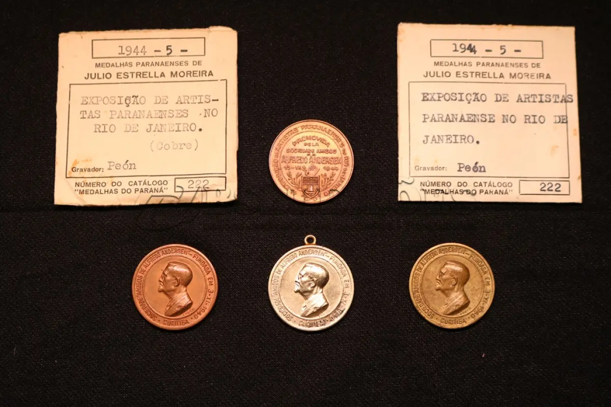 LOTE 011 - LOTE 11 – MEDALHAS – ALFREDO ANDERSEN 	MEDALHA	OBSERVAÇÕES 1.		1ª Exposição de Artistas Paranaenses no Rio de Janeiro. Sociedade de Amigos de Alfredo Andersen.1943. Gravador: José Peon	Cobre - envelope da Coleção Júlio Estrella Moreira 2.		1ª Exposição de Artistas Paranaenses no Rio de Janeiro. Sociedade de Amigos de Alfredo Andersen.1943. Gravador: José Peon	Cobre 3.		1ª Exposição de Artistas Paranaenses no Rio de Janeiro. Sociedade de Amigos de Alfredo Andersen.1943. Gravador: José Peon	Prateada - envelope da Coleção Júlio Estrella Moreira 4.		1ª Exposição de Artistas Paranaenses no Rio de Janeiro. Sociedade de Amigos de Alfredo Andersen.1943. Gravador: José Peon	Bronze - envelope da Coleção Júlio Estrella Moreira