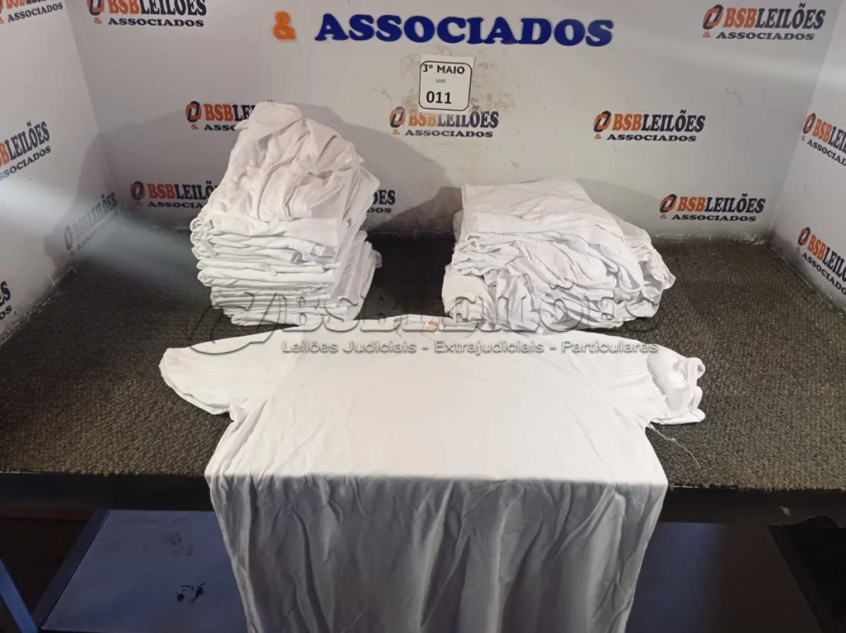 LOTE 011 - 01 LOTE COM APROXIMADAMENTE 40 CAMISETAS BRANCAS TAMANHO G. (NO ESTADO) ATENÇÃO! FAZER A VISITAÇÃO ANTES DE ARREMATAR, NÃO SABEMOS SE FUNCIONA. LEILÃO NÃO TEM GARANTIA E NEM DEVOLUÇÃO, SUJEITO A POSSÍVEIS AVARIAS VISÍVEIS/OCULTAS E/OU AUSÊNCIA DE COMPONENTES.