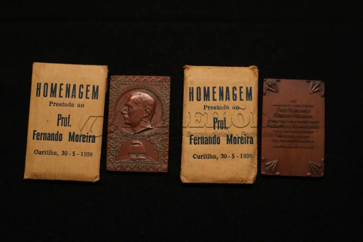 LOTE 020 - LOTE 20 – MEDALHAS FERNANDO MOREIRA 	MEDALHA	OBSERVAÇÕES 1.		Homenagem ao Professor Fernando Augusto Moreira. 1938. Gravador: José Peón	Acobreada - envelope original da medalha. 2.		Homenagem ao Professor Fernando Augusto Moreira. 1938. Gravador: José Peón	Acobreada - envelope original da medalha.