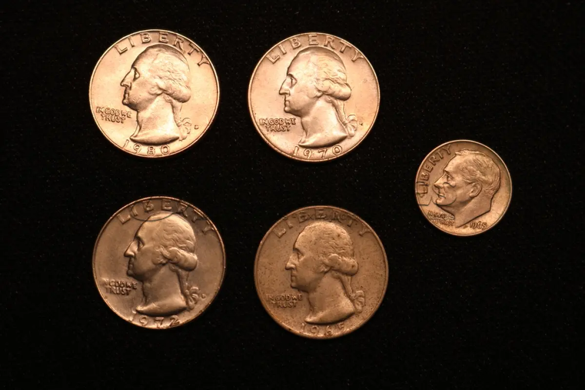 LOTE 039 - LOTE 39 – MOEDAS ESTADOS UNIDOS, PARAGUAI E URUGUAI 	MOEDA	OBSERVAÇÕES 1.		Quarter Dollar – (1965,1970, 1972 e 1980)	4 unidades 2.		One Dime – (1965)	1 unidade 3.		10 Guaranies – Alimentos para o mundo (1978 e 1986)	2 unidades 4.		10 Pesos (1968)	1 unidade
