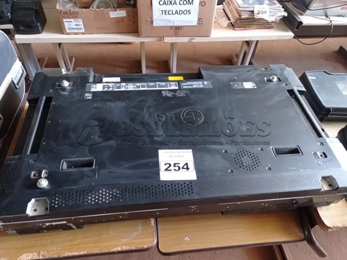LOTE 254 - 02 MONITORES LG FLATROM 47WV30BS-B. (NO ESTADO) ATENÇÃO! FAZER A VISITAÇÃO ANTES DE ARREMATAR, NÃO SABEMOS SE FUNCIONA. LEILÃO NÃO TEM GARANTIA E NEM DEVOLUÇÃO, SUJEITO A POSSÍVEIS AVARIAS VISÍVEIS/OCULTAS E/OU AUSÊNCIA DE COMPONENTES.